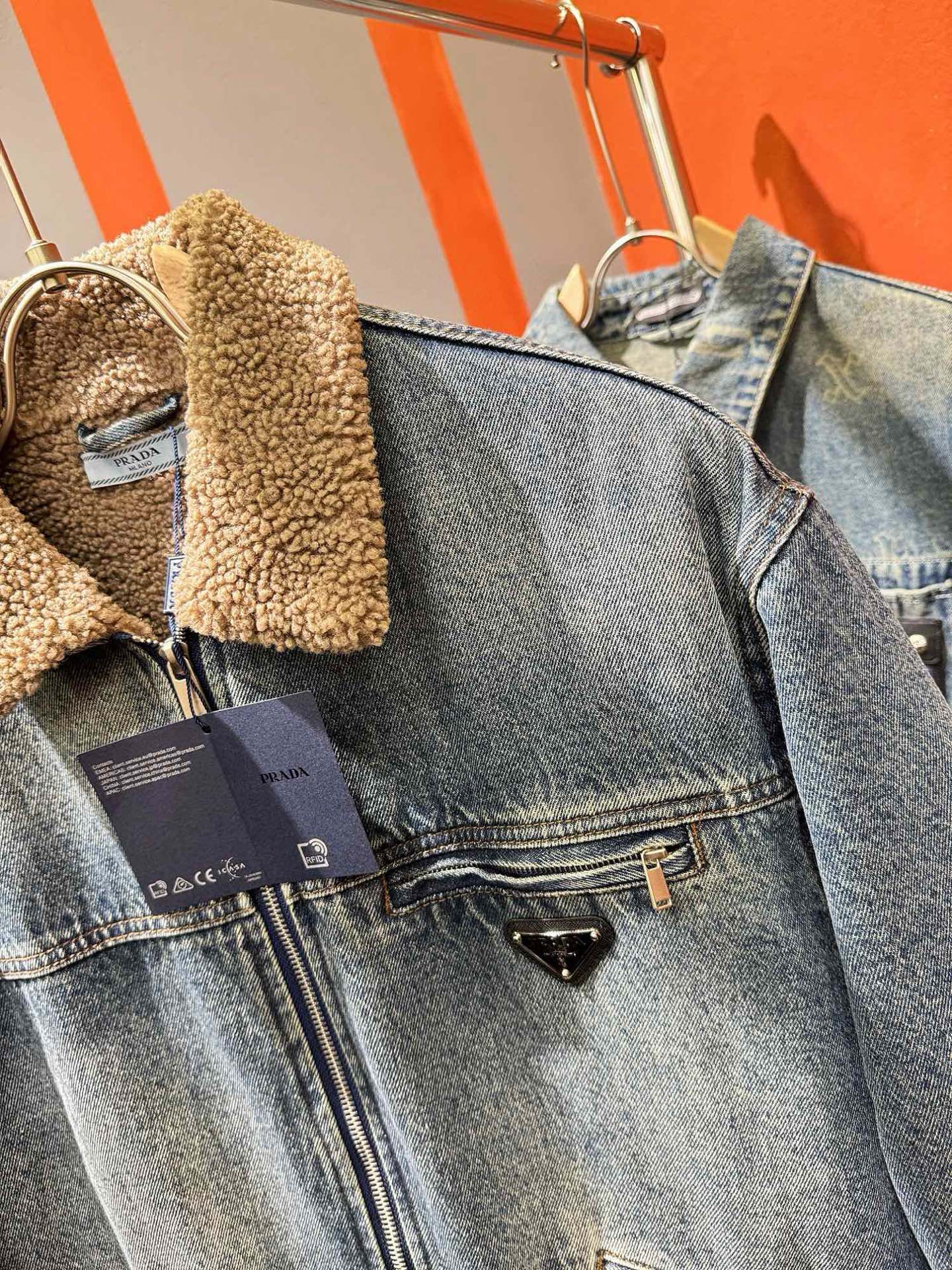 PRADA 普拉达 2025新品男女同款加绒加厚牛仔外套，时装圈人气极为火热的单品，是时尚大咖们最炙手可