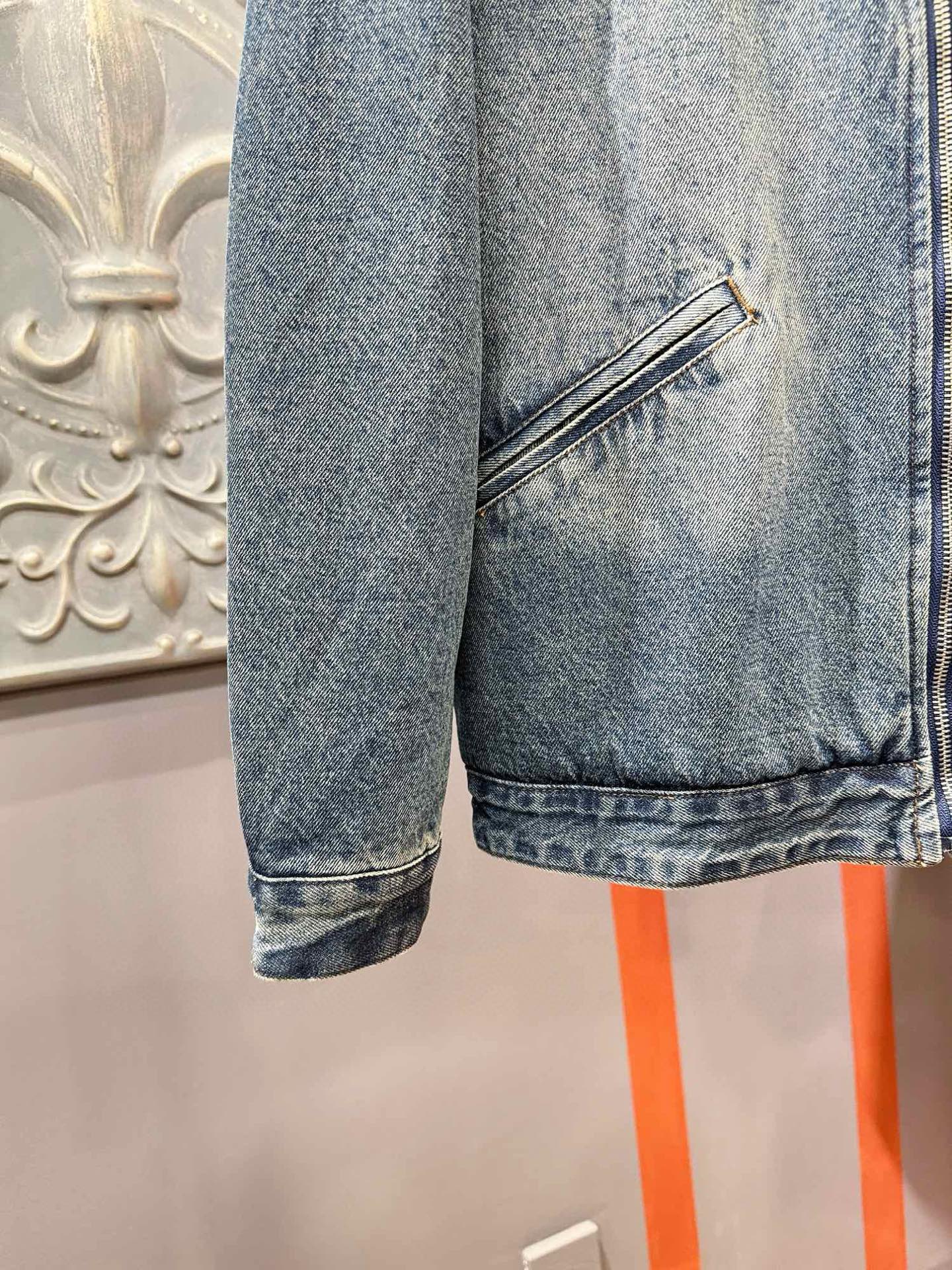 PRADA 普拉达 2025新品男女同款加绒加厚牛仔外套，时装圈人气极为火热的单品，是时尚大咖们最炙手可