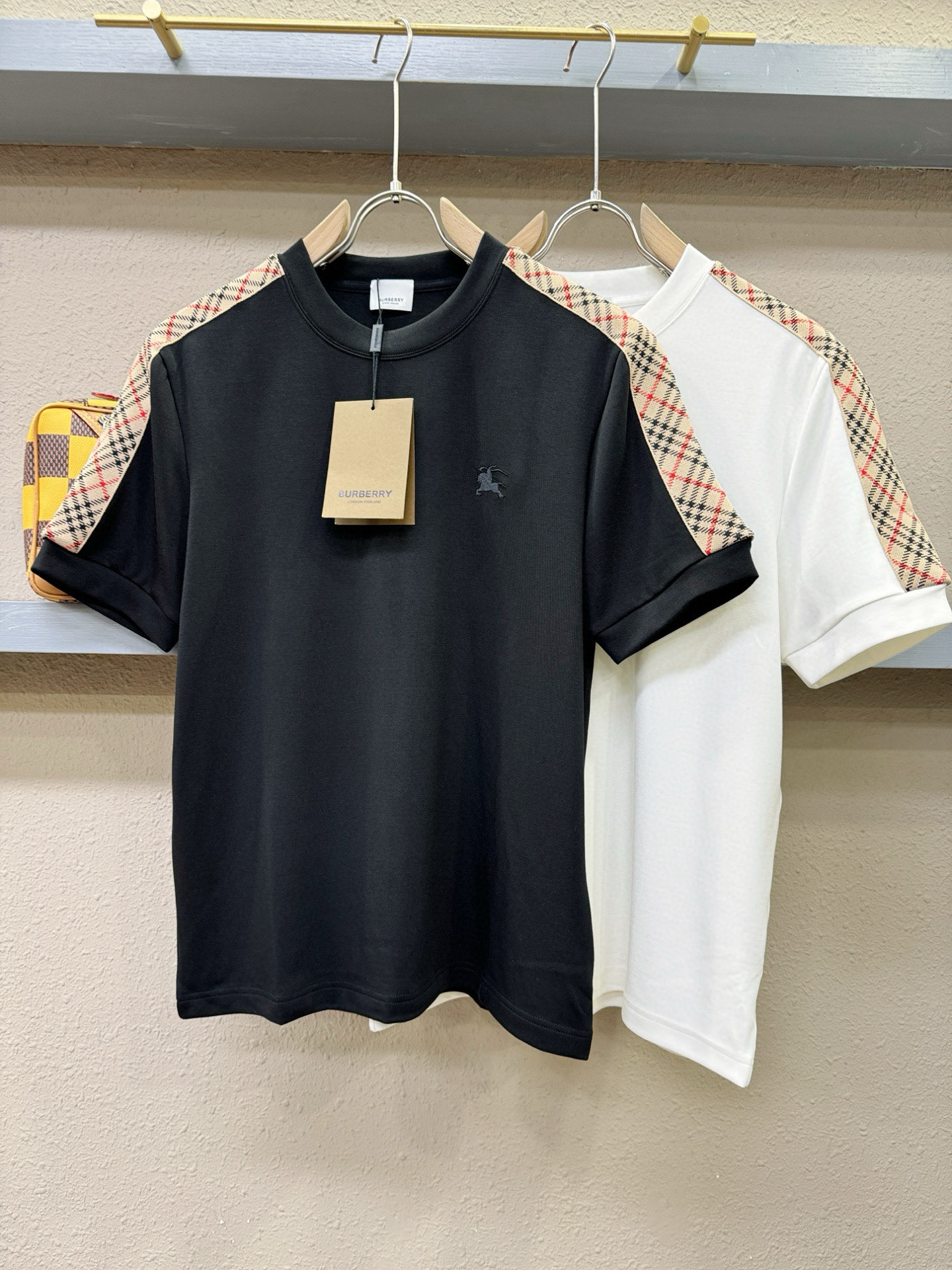 BURBERRY巴宝莉 顶级品质 2025秋冬新品短袖！原版定制面料，手感柔软。顶级进口私货，时尚设计潮