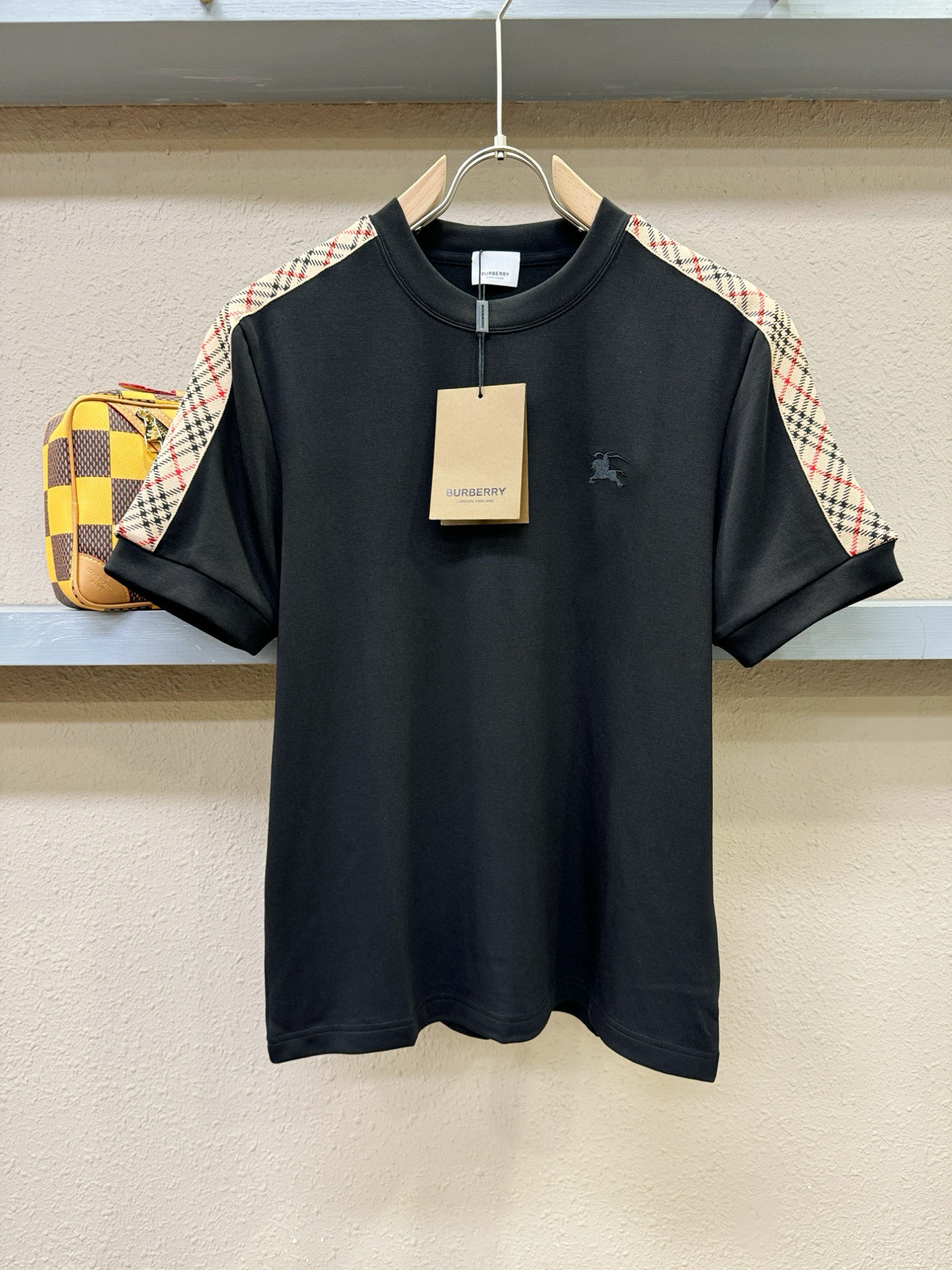 BURBERRY巴宝莉 顶级品质 2025秋冬新品短袖！原版定制面料，手感柔软。顶级进口私货，时尚设计潮