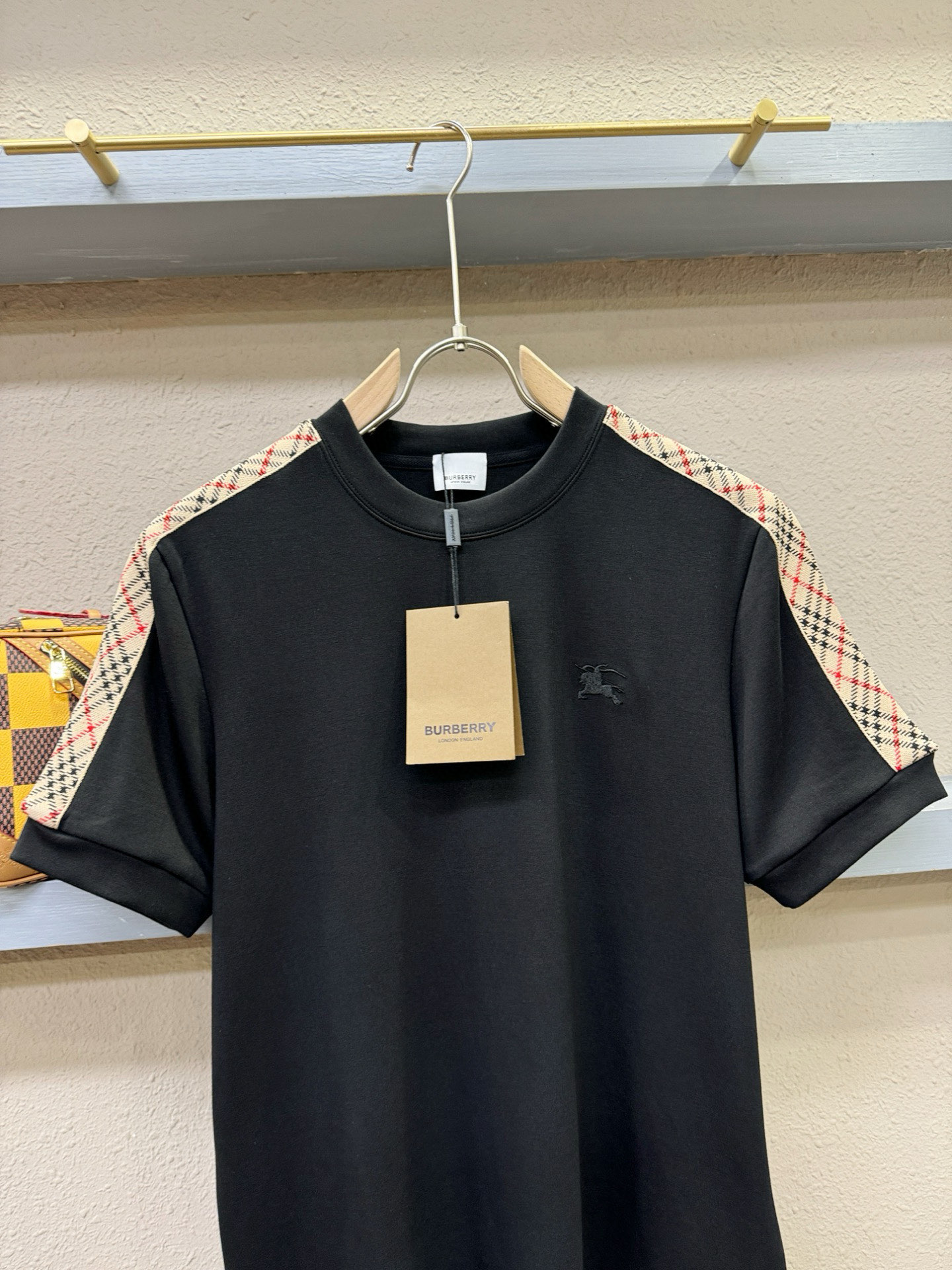 BURBERRY巴宝莉 顶级品质 2025秋冬新品短袖！原版定制面料，手感柔软。顶级进口私货，时尚设计潮