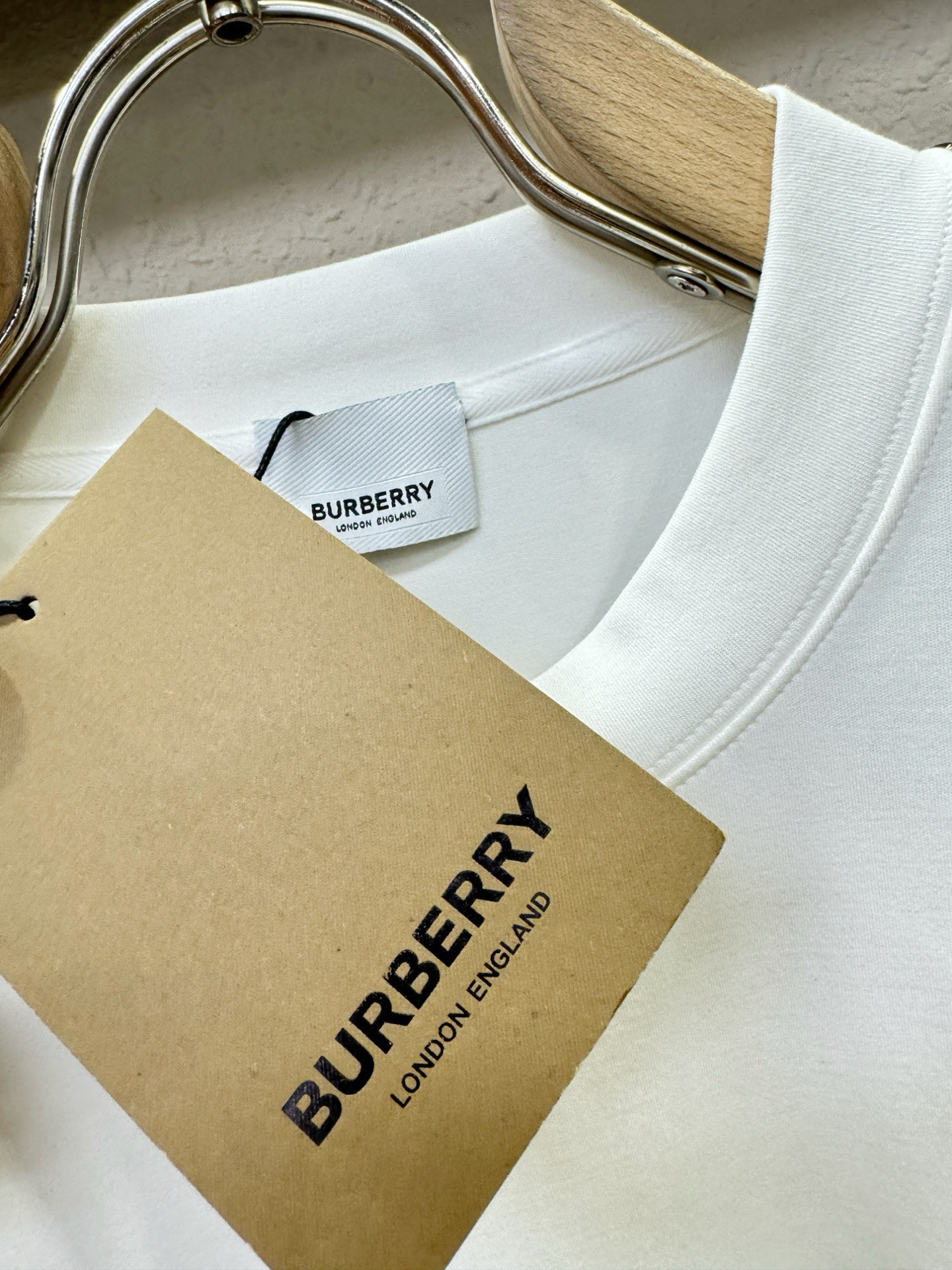 BURBERRY巴宝莉 顶级品质 2025秋冬新品短袖！原版定制面料，手感柔软。顶级进口私货，时尚设计潮