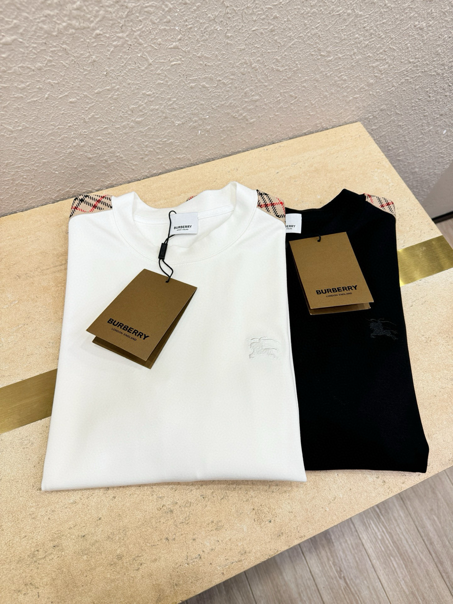 BURBERRY巴宝莉 顶级品质 2025秋冬新品短袖！原版定制面料，手感柔软。顶级进口私货，时尚设计潮