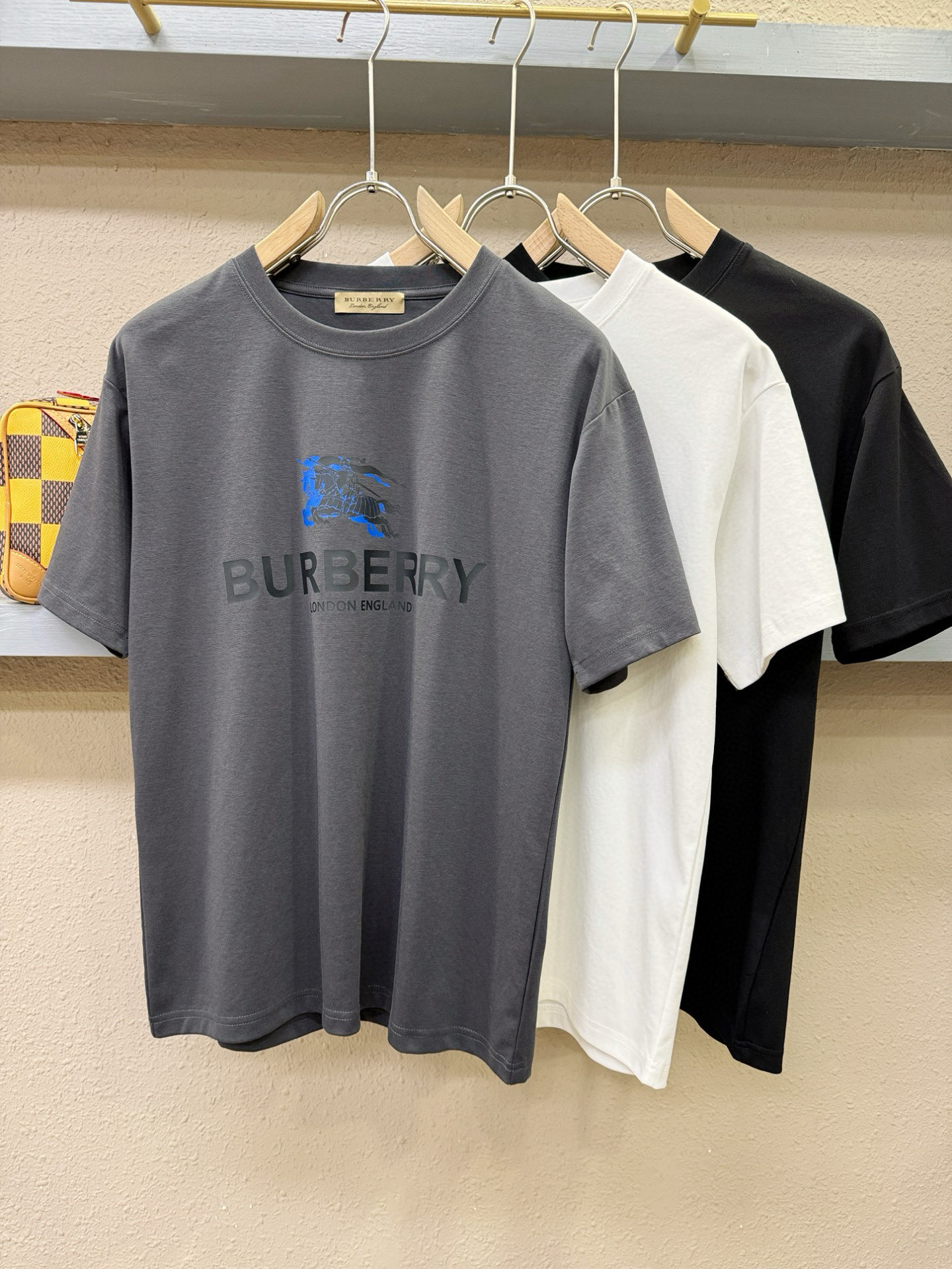 BURBERRY巴宝莉 2025春夏新款短袖T恤！走秀图案时尚休闲短袖T恤衫！设计logo设计！极具设计