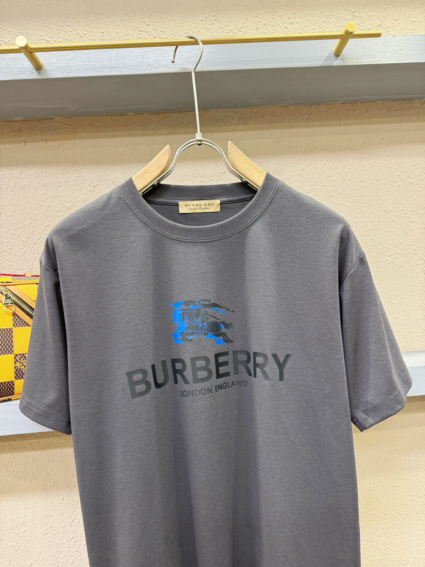 BURBERRY巴宝莉 2025春夏新款短袖T恤！走秀图案时尚休闲短袖T恤衫！设计logo设计！极具设计