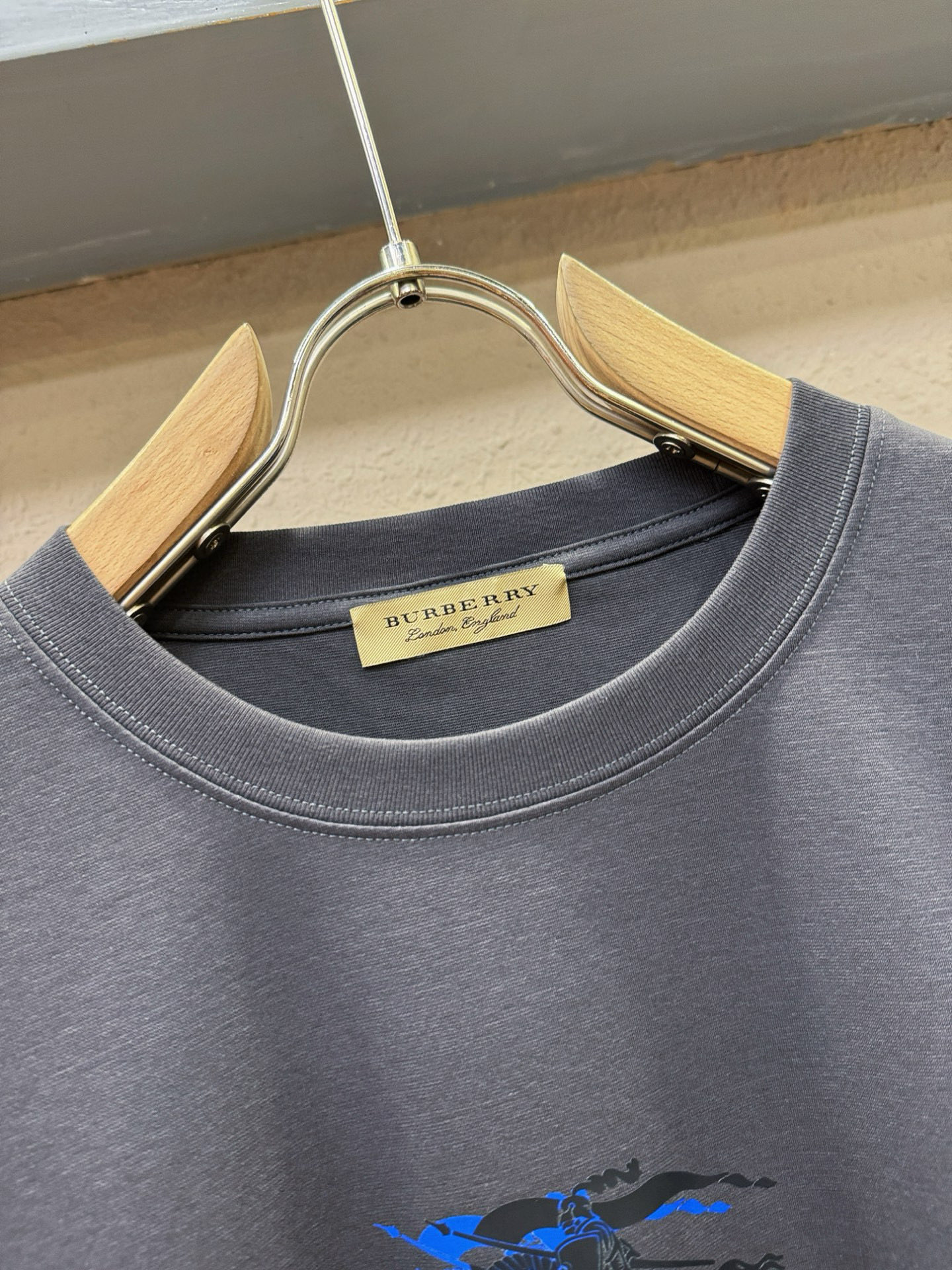 BURBERRY巴宝莉 2025春夏新款短袖T恤！走秀图案时尚休闲短袖T恤衫！设计logo设计！极具设计