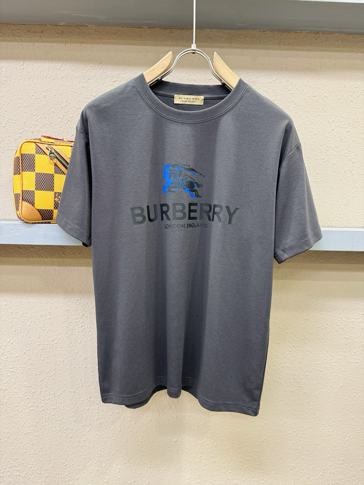 BURBERRY巴宝莉 2025春夏新款短袖T恤！走秀图案时尚休闲短袖T恤衫！设计logo设计！极具设计