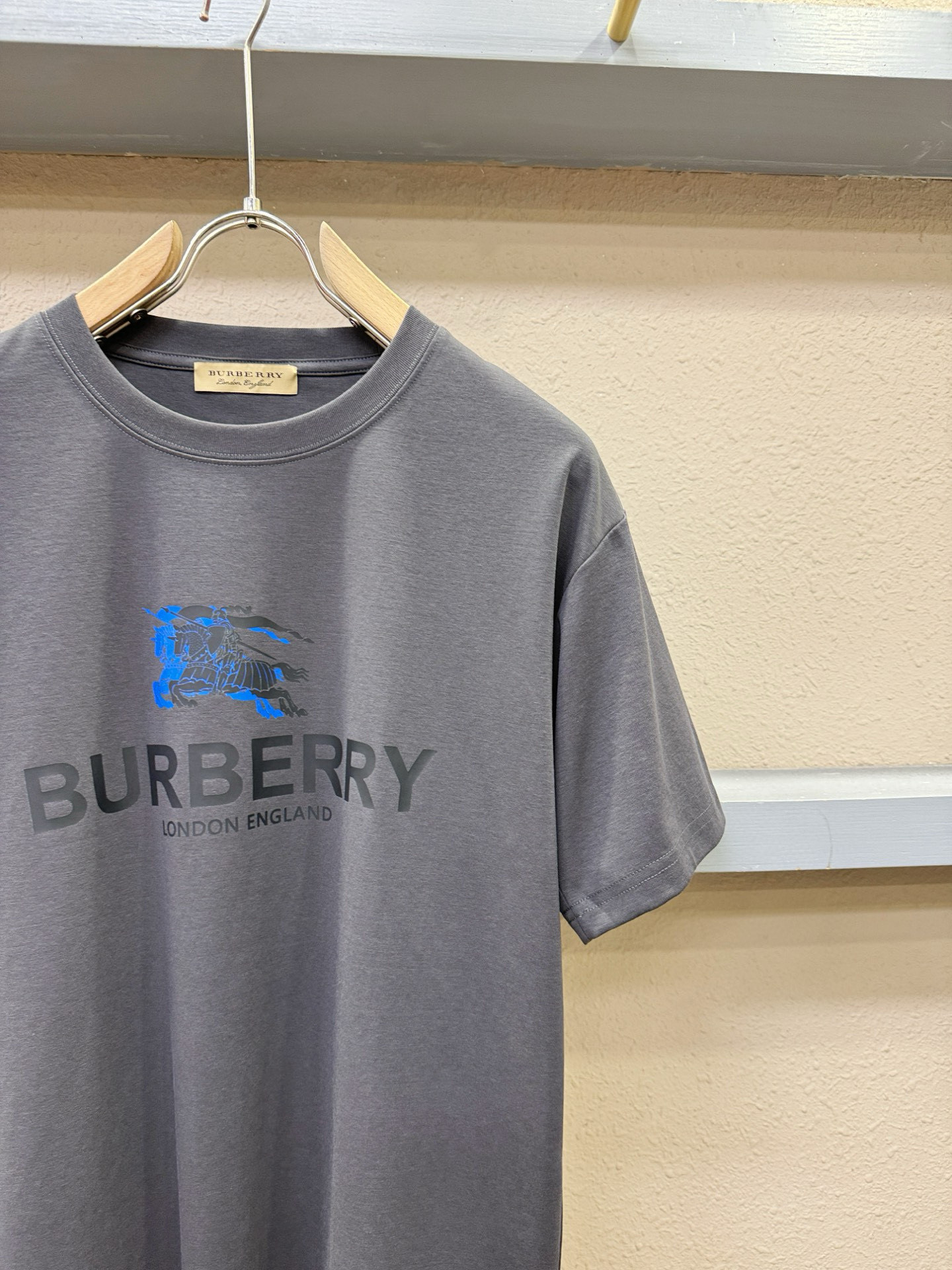 BURBERRY巴宝莉 2025春夏新款短袖T恤！走秀图案时尚休闲短袖T恤衫！设计logo设计！极具设计