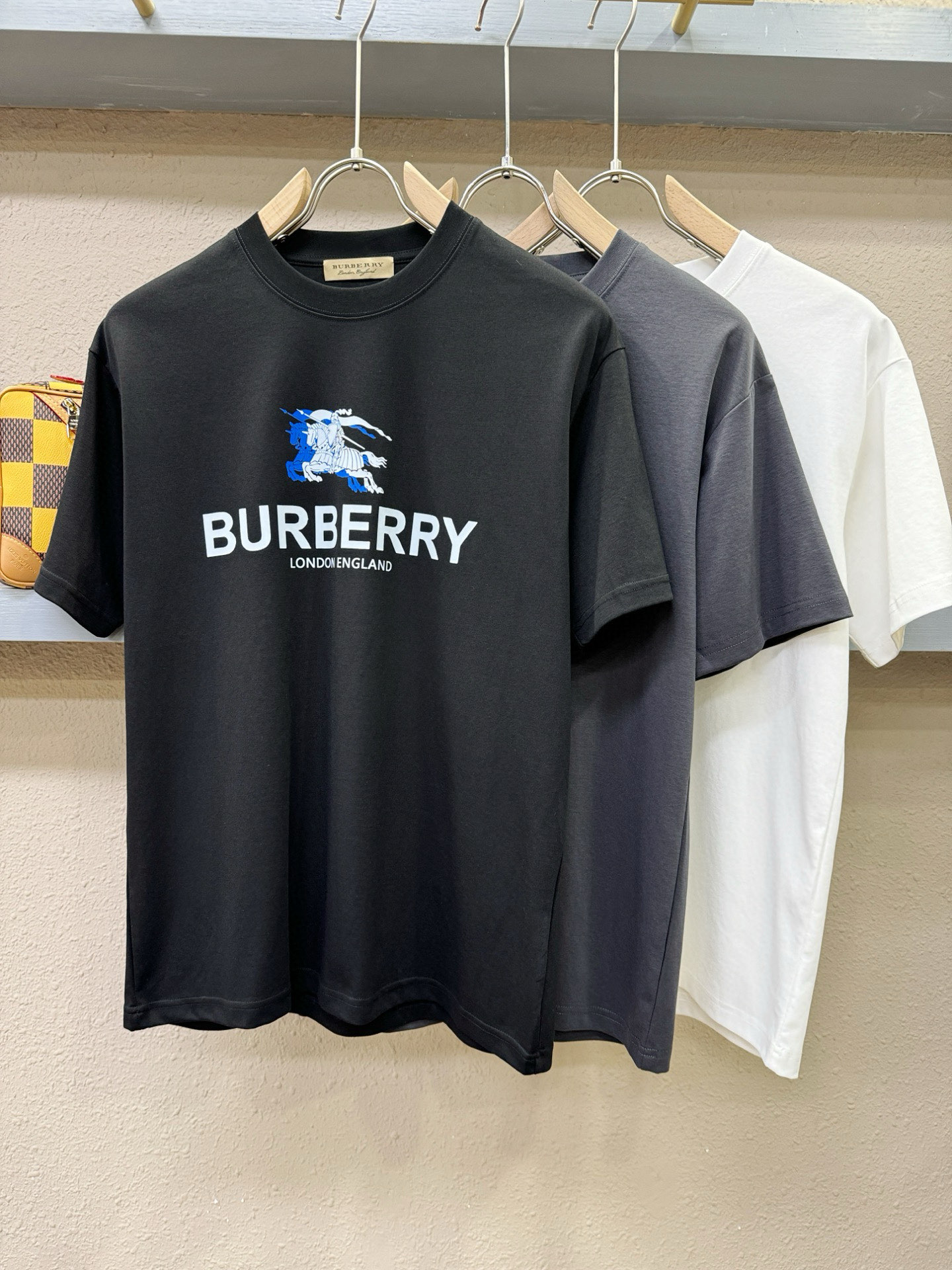 BURBERRY巴宝莉 2025春夏新款短袖T恤！走秀图案时尚休闲短袖T恤衫！设计logo设计！极具设计