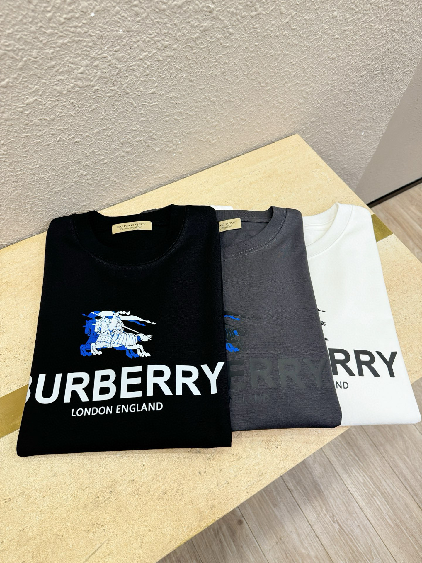 BURBERRY巴宝莉 2025春夏新款短袖T恤！走秀图案时尚休闲短袖T恤衫！设计logo设计！极具设计