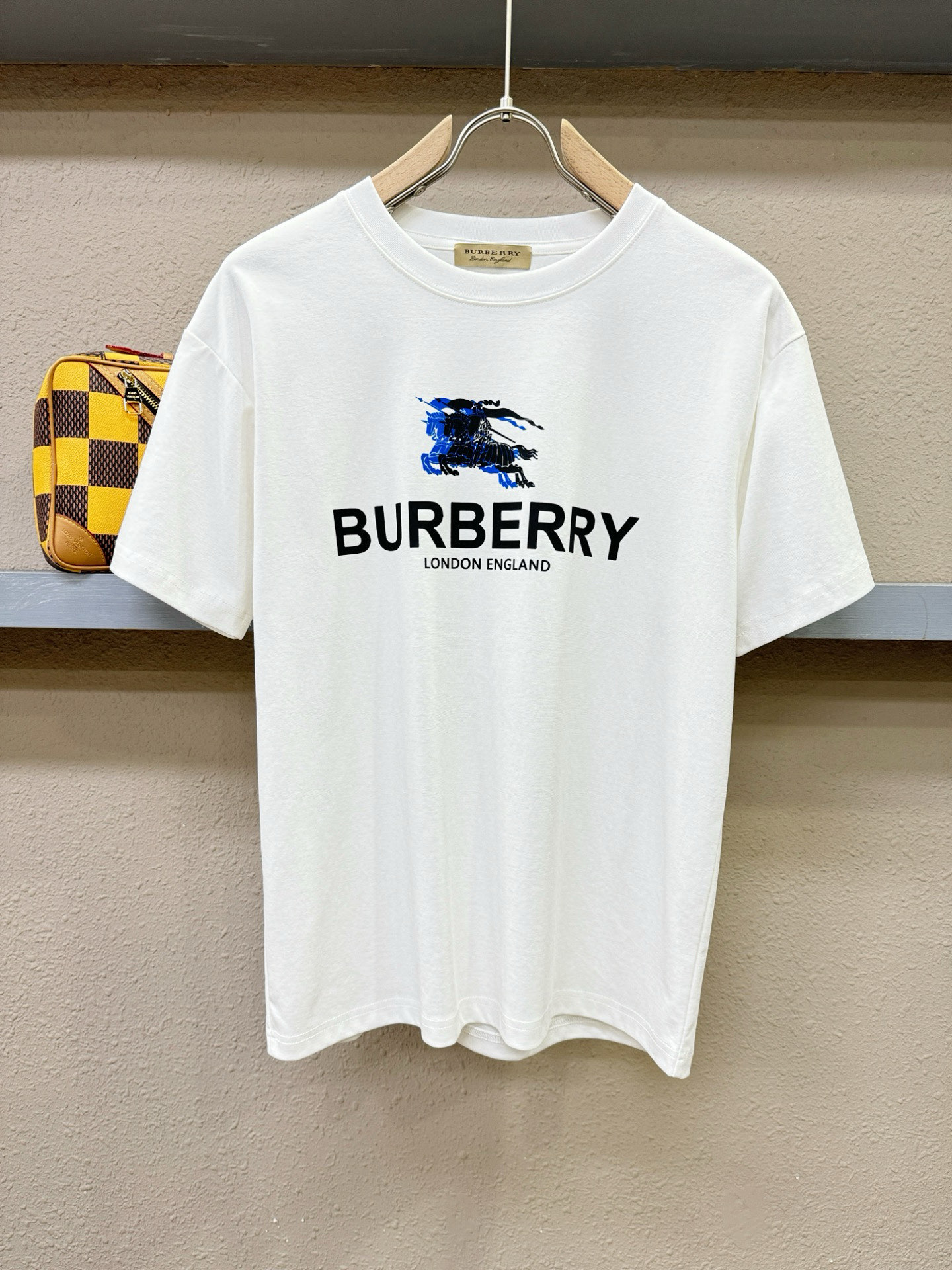 BURBERRY巴宝莉 2025春夏新款短袖T恤！走秀图案时尚休闲短袖T恤衫！设计logo设计！极具设计