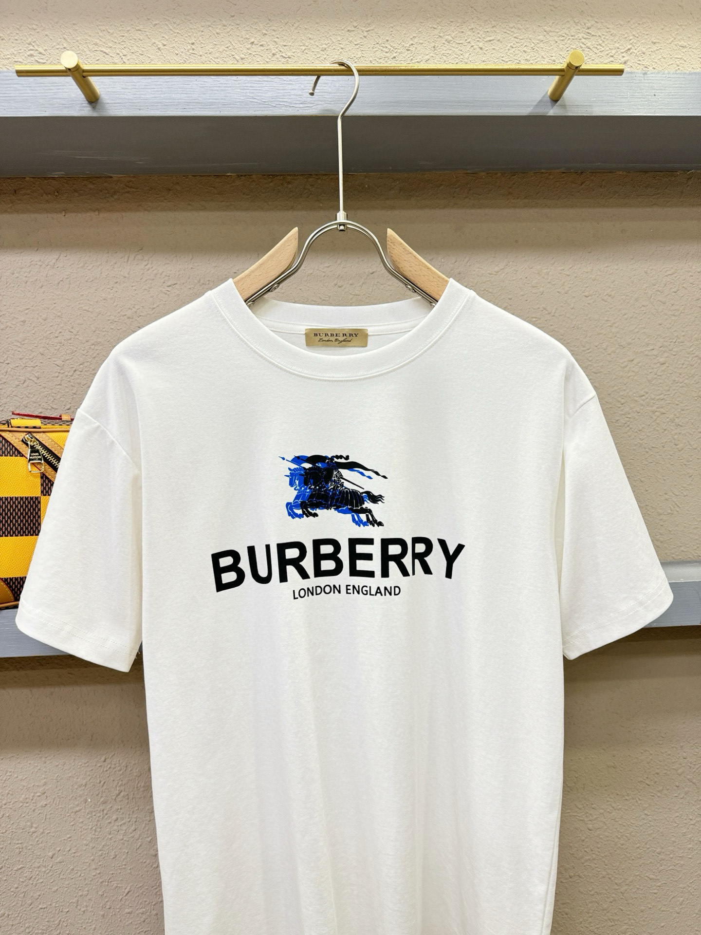 BURBERRY巴宝莉 2025春夏新款短袖T恤！走秀图案时尚休闲短袖T恤衫！设计logo设计！极具设计