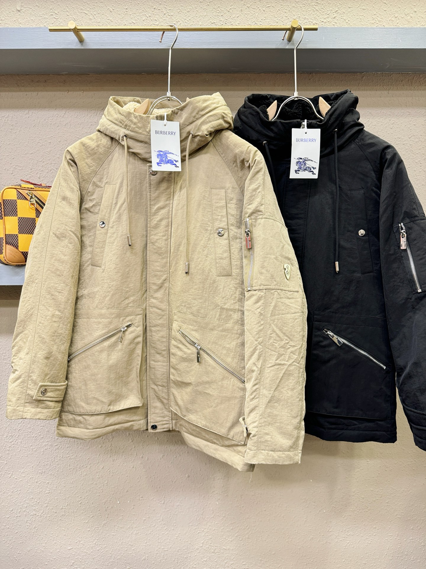 BURBERRY巴宝莉 2025新款羽绒服，秀场新品，品相非常完美，专柜高科技防水面料，内里90%白鹅绒