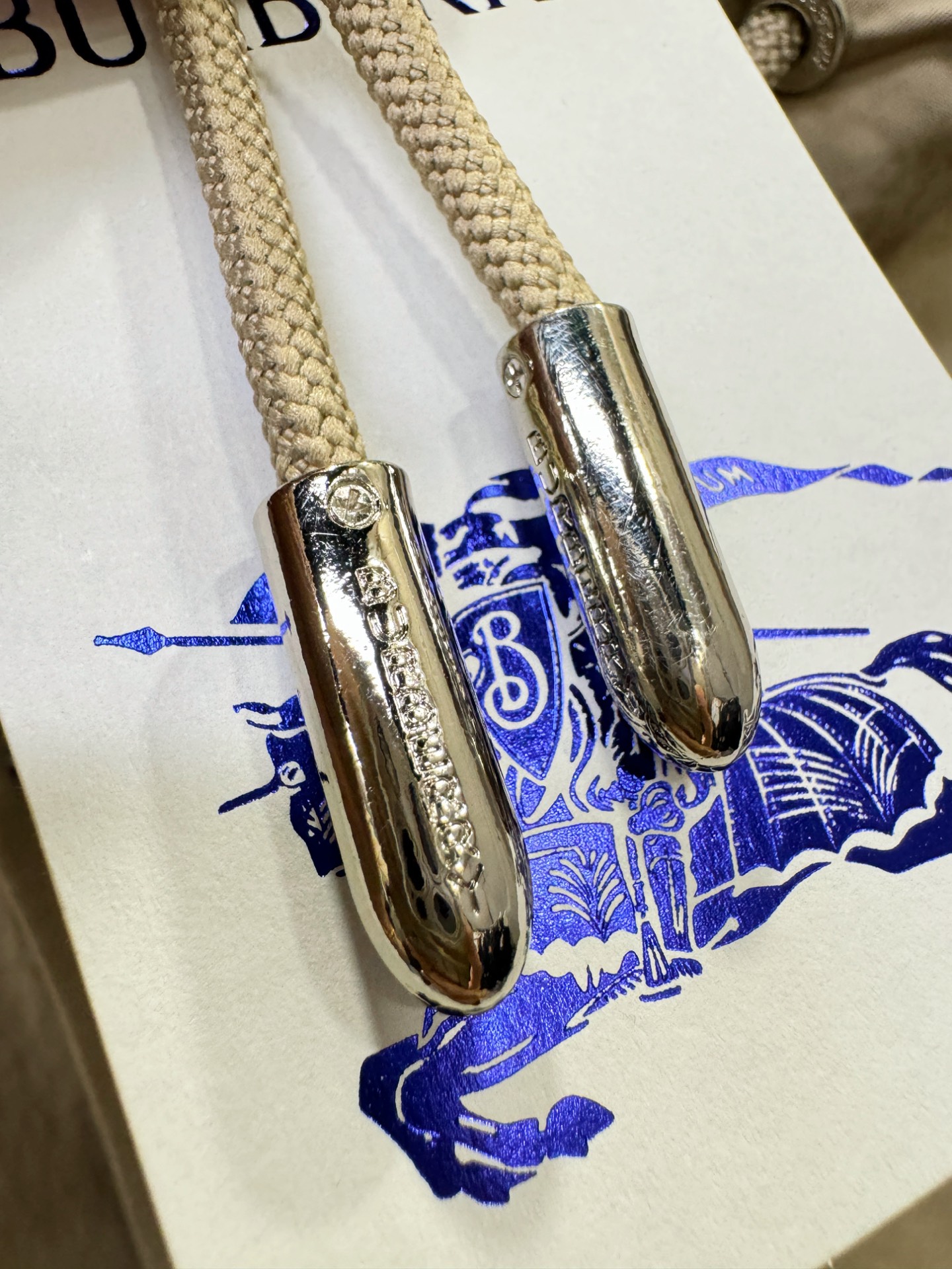 BURBERRY巴宝莉 2025新款羽绒服，秀场新品，品相非常完美，专柜高科技防水面料，内里90%白鹅绒