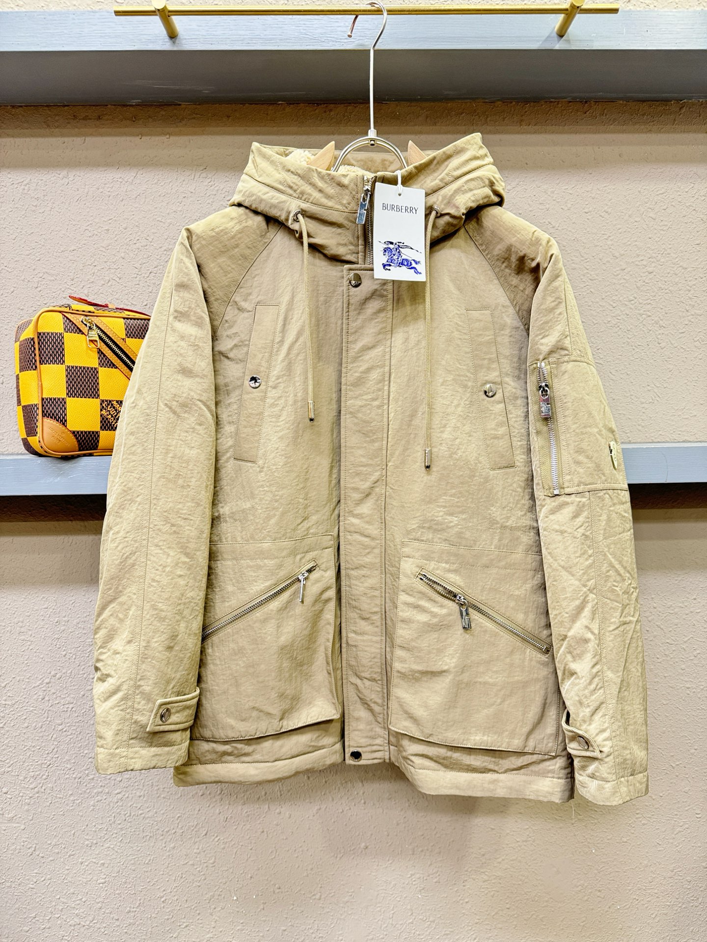 BURBERRY巴宝莉 2025新款羽绒服，秀场新品，品相非常完美，专柜高科技防水面料，内里90%白鹅绒