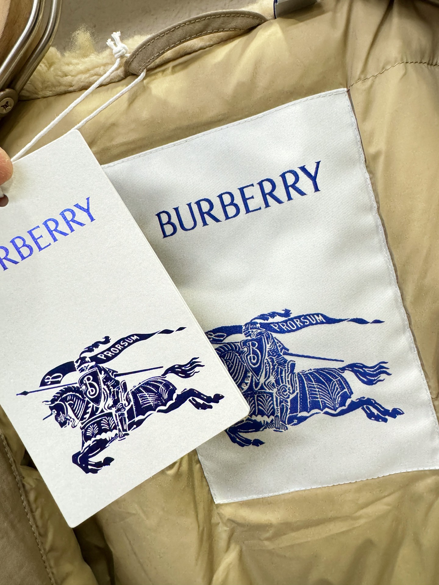 BURBERRY巴宝莉 2025新款羽绒服，秀场新品，品相非常完美，专柜高科技防水面料，内里90%白鹅绒