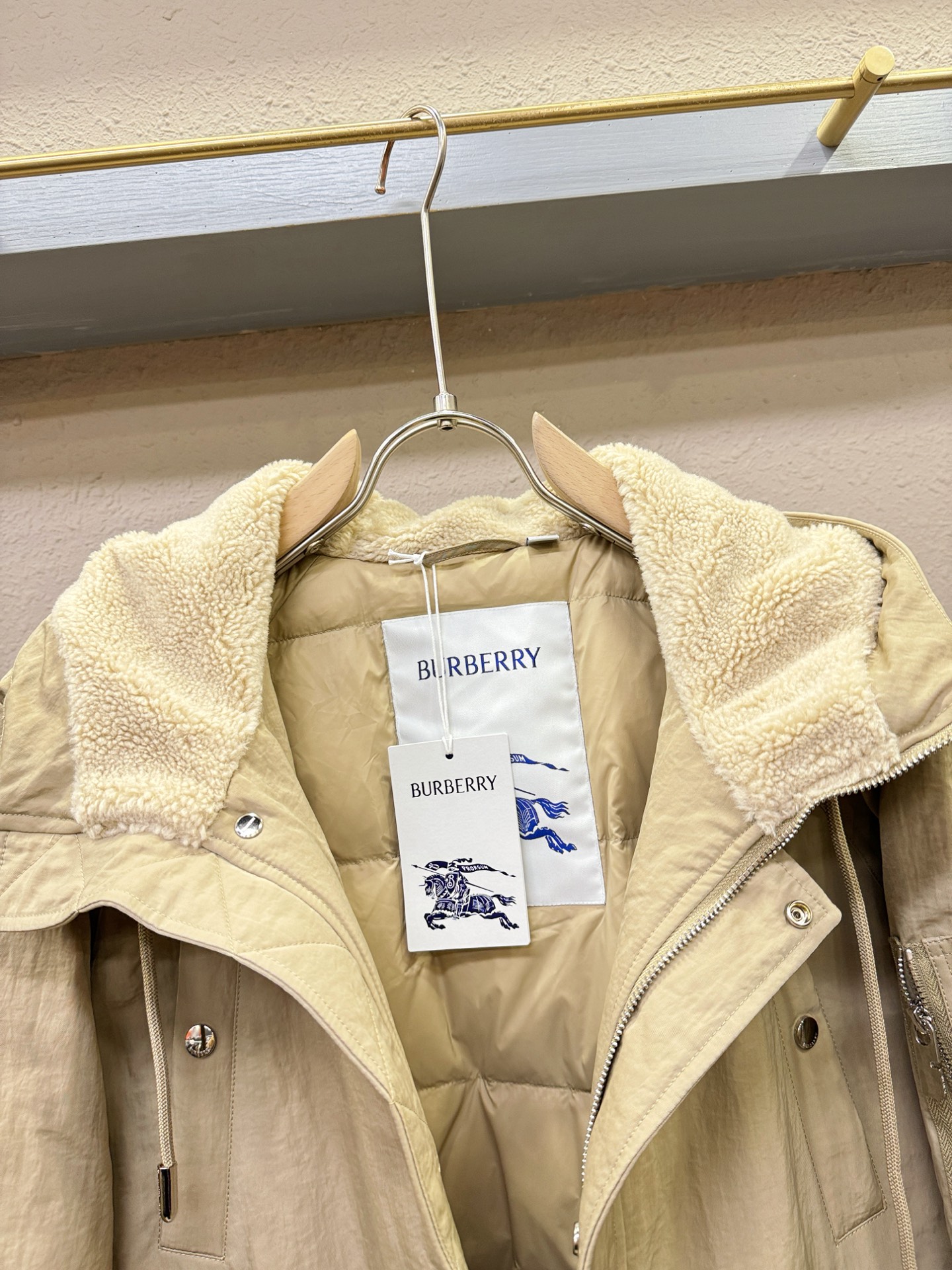 BURBERRY巴宝莉 2025新款羽绒服，秀场新品，品相非常完美，专柜高科技防水面料，内里90%白鹅绒