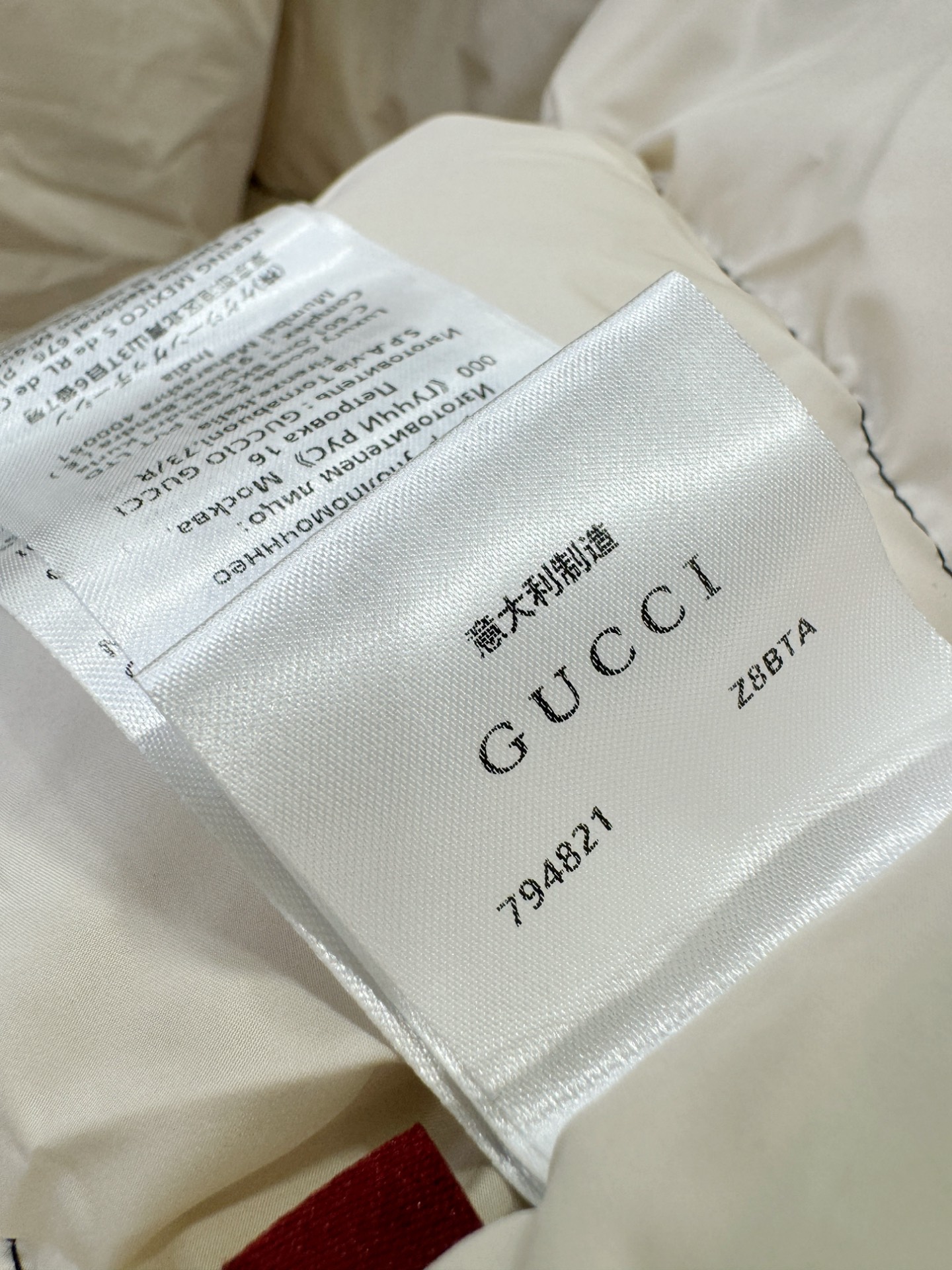 Gucci古奇 2025新款羽绒服，秀场新品，品相非常完美，专柜高科技防水面料，内里90%白鹅绒填充，舒