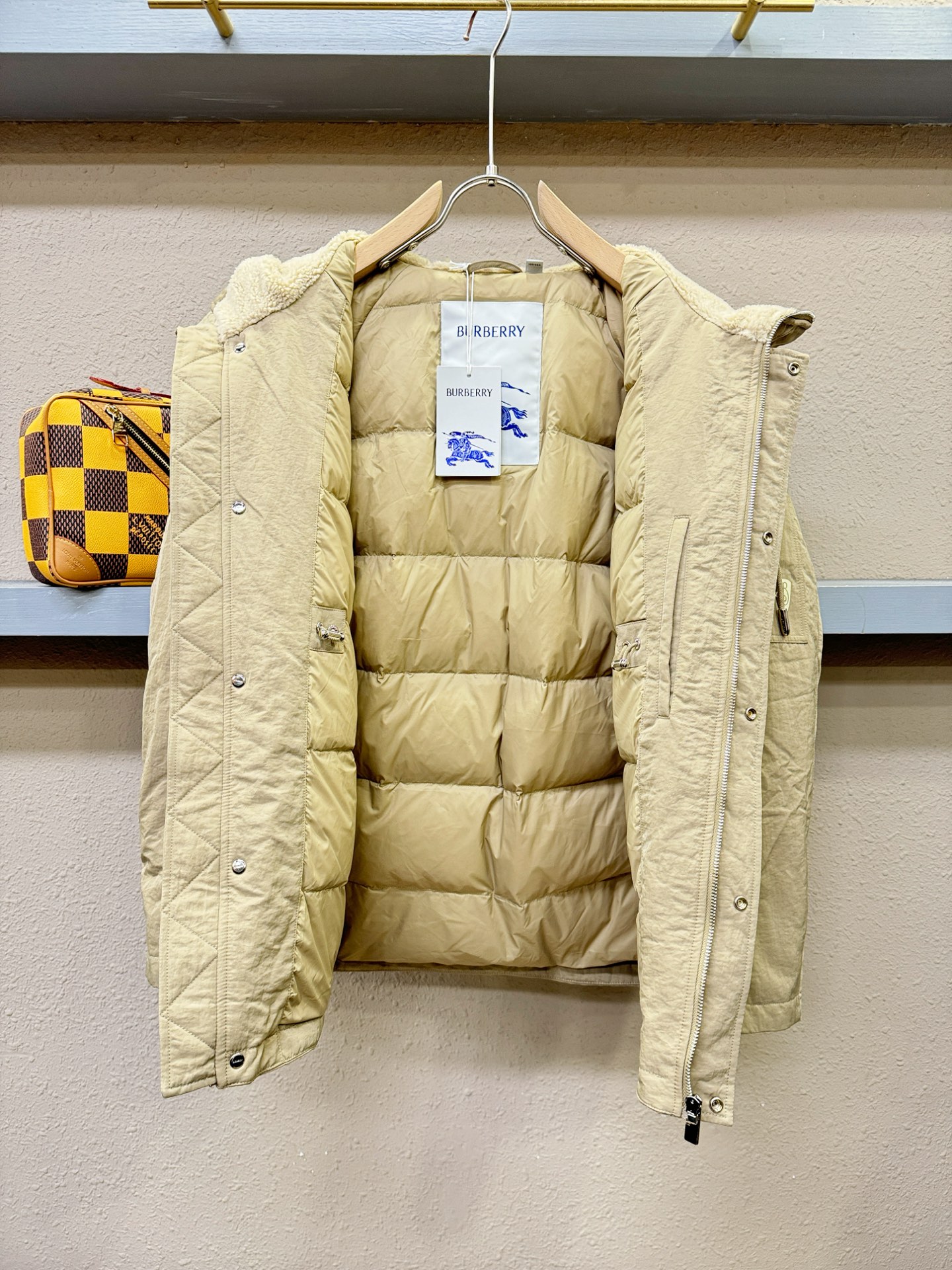 BURBERRY巴宝莉 2025新款羽绒服，秀场新品，品相非常完美，专柜高科技防水面料，内里90%白鹅绒