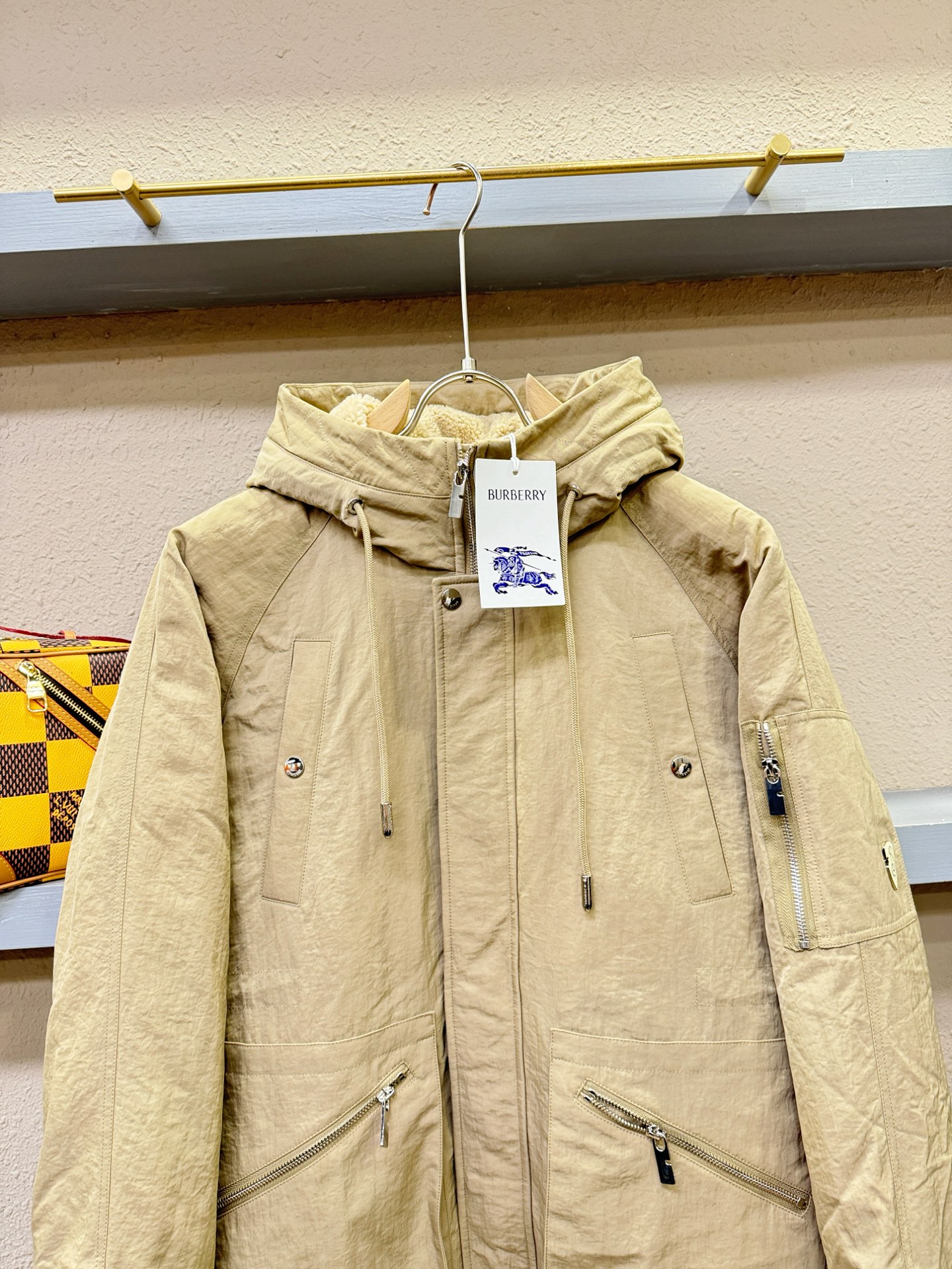 BURBERRY巴宝莉 2025新款羽绒服，秀场新品，品相非常完美，专柜高科技防水面料，内里90%白鹅绒