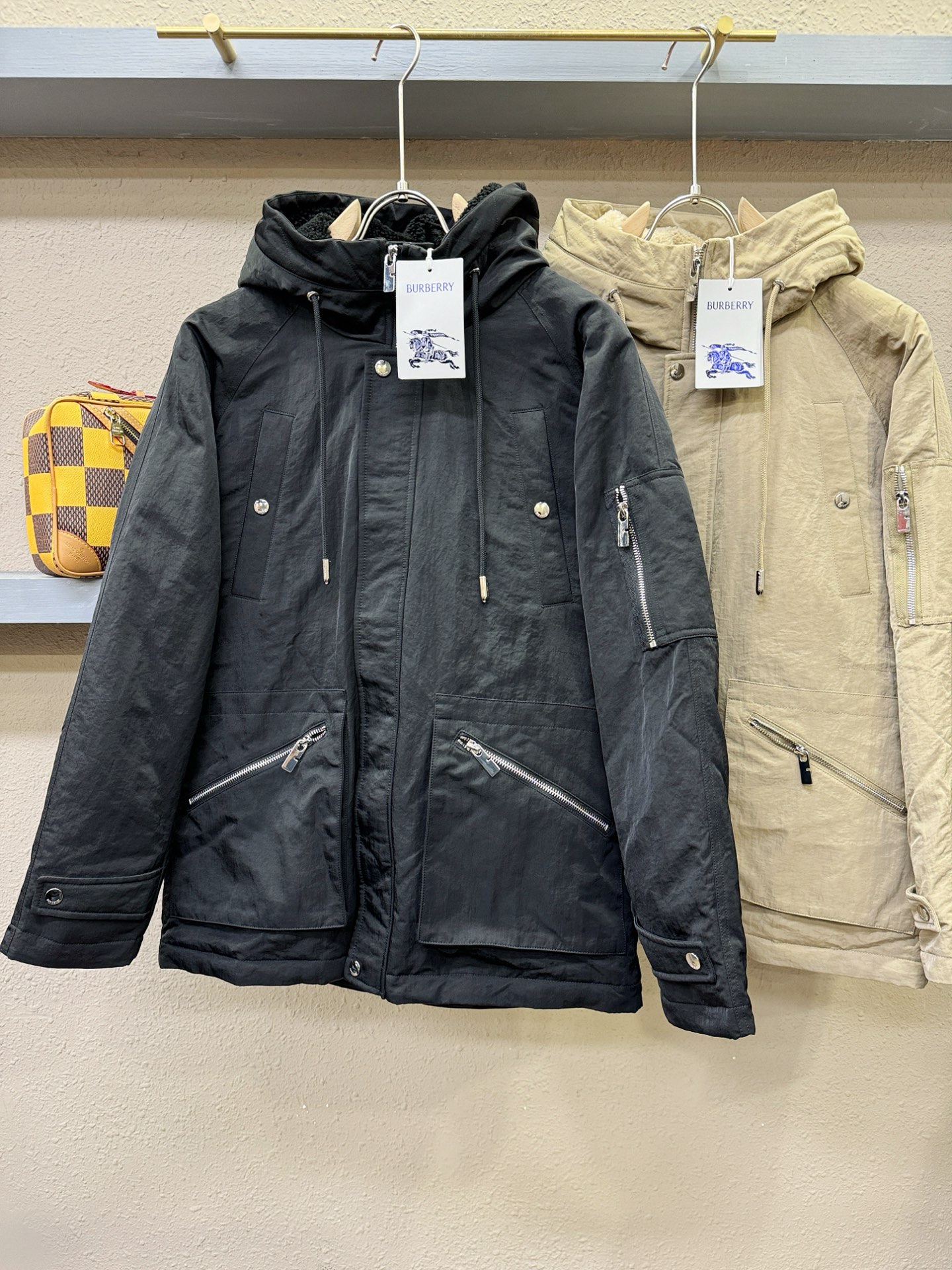 BURBERRY巴宝莉 2025新款羽绒服，秀场新品，品相非常完美，专柜高科技防水面料，内里90%白鹅绒