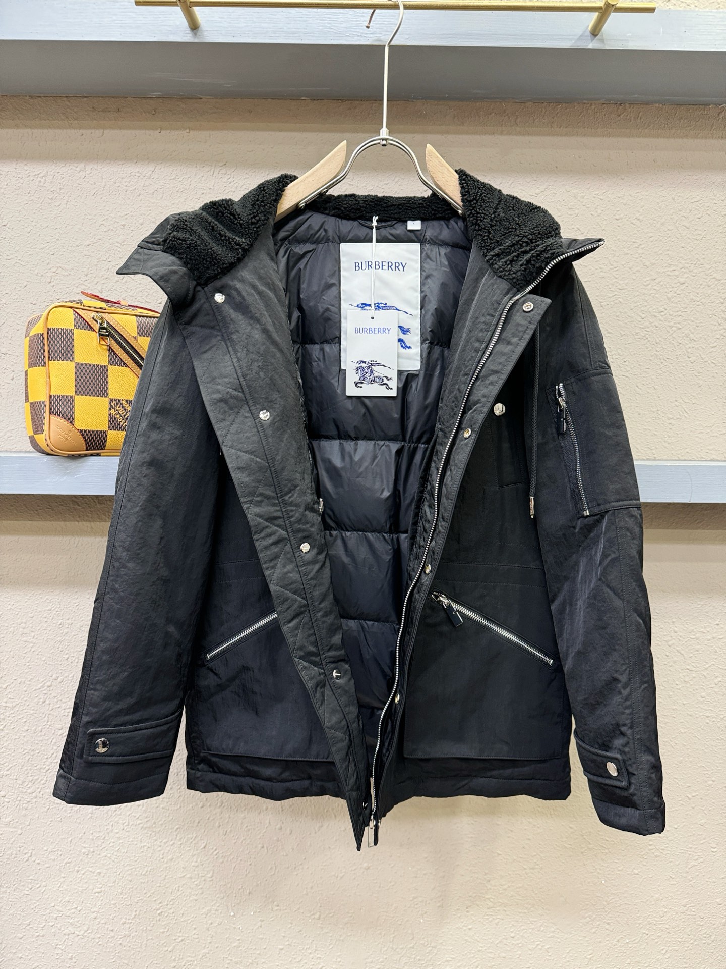 BURBERRY巴宝莉 2025新款羽绒服，秀场新品，品相非常完美，专柜高科技防水面料，内里90%白鹅绒