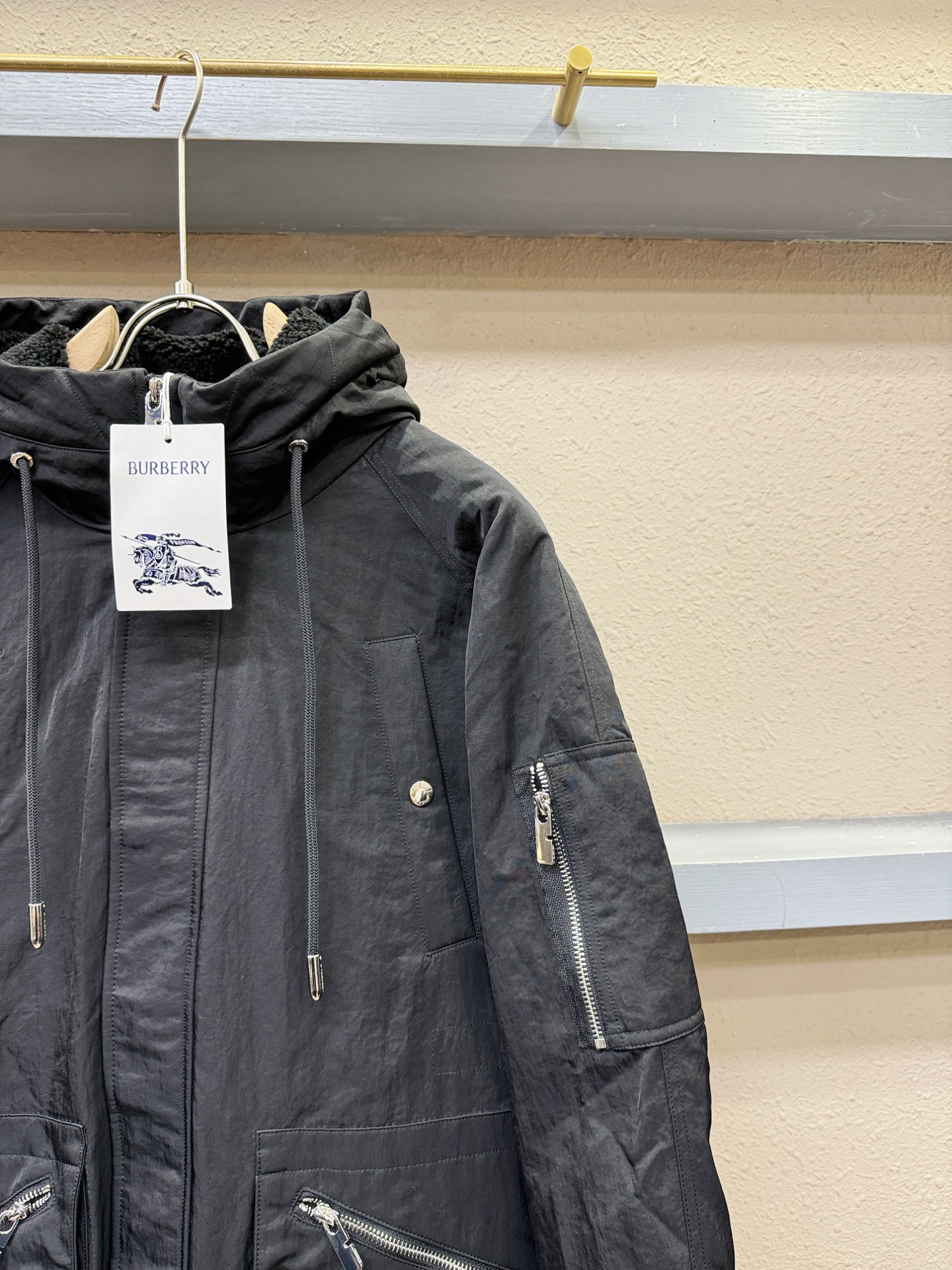 BURBERRY巴宝莉 2025新款羽绒服，秀场新品，品相非常完美，专柜高科技防水面料，内里90%白鹅绒