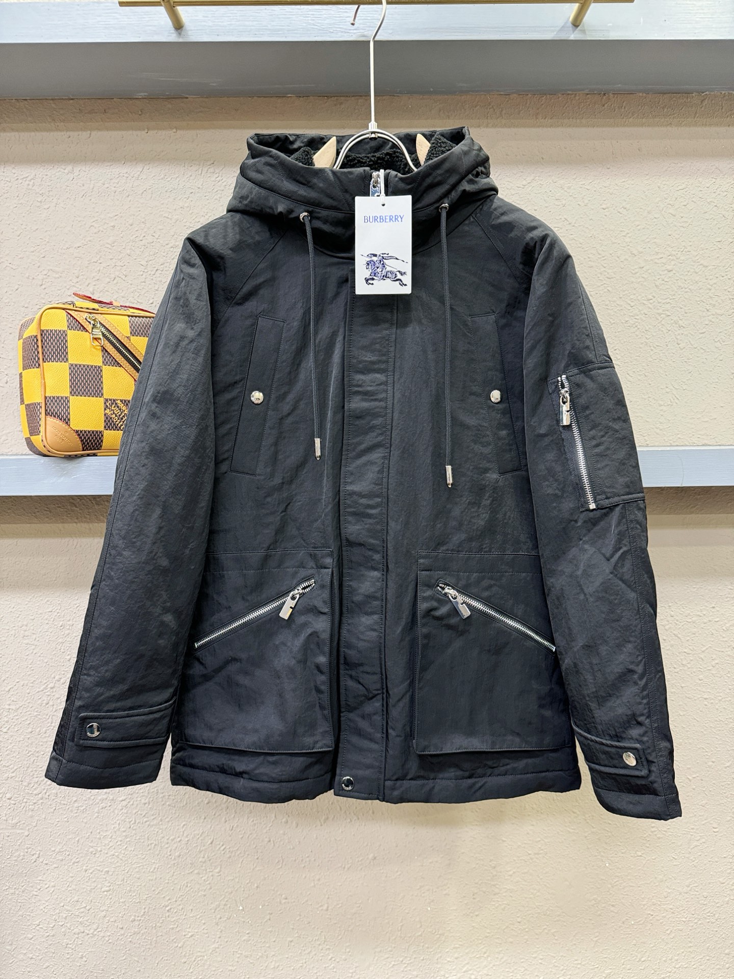 BURBERRY巴宝莉 2025新款羽绒服，秀场新品，品相非常完美，专柜高科技防水面料，内里90%白鹅绒