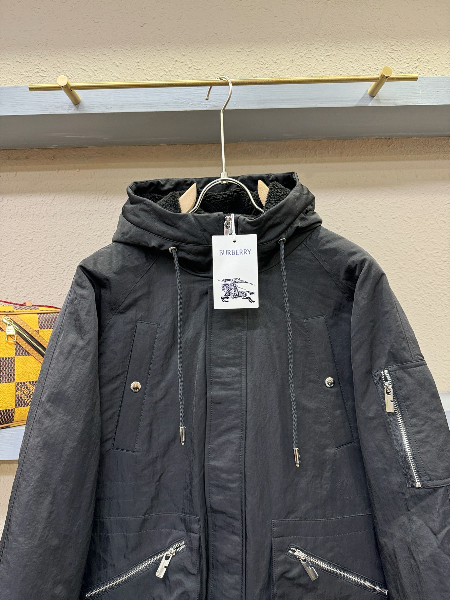 BURBERRY巴宝莉 2025新款羽绒服，秀场新品，品相非常完美，专柜高科技防水面料，内里90%白鹅绒