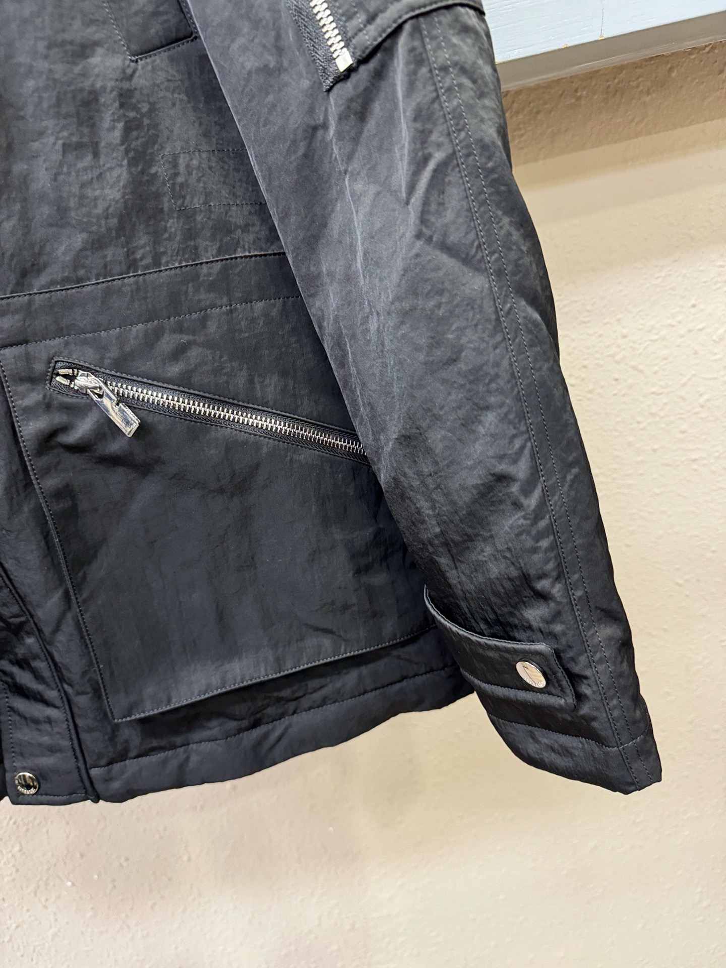 BURBERRY巴宝莉 2025新款羽绒服，秀场新品，品相非常完美，专柜高科技防水面料，内里90%白鹅绒