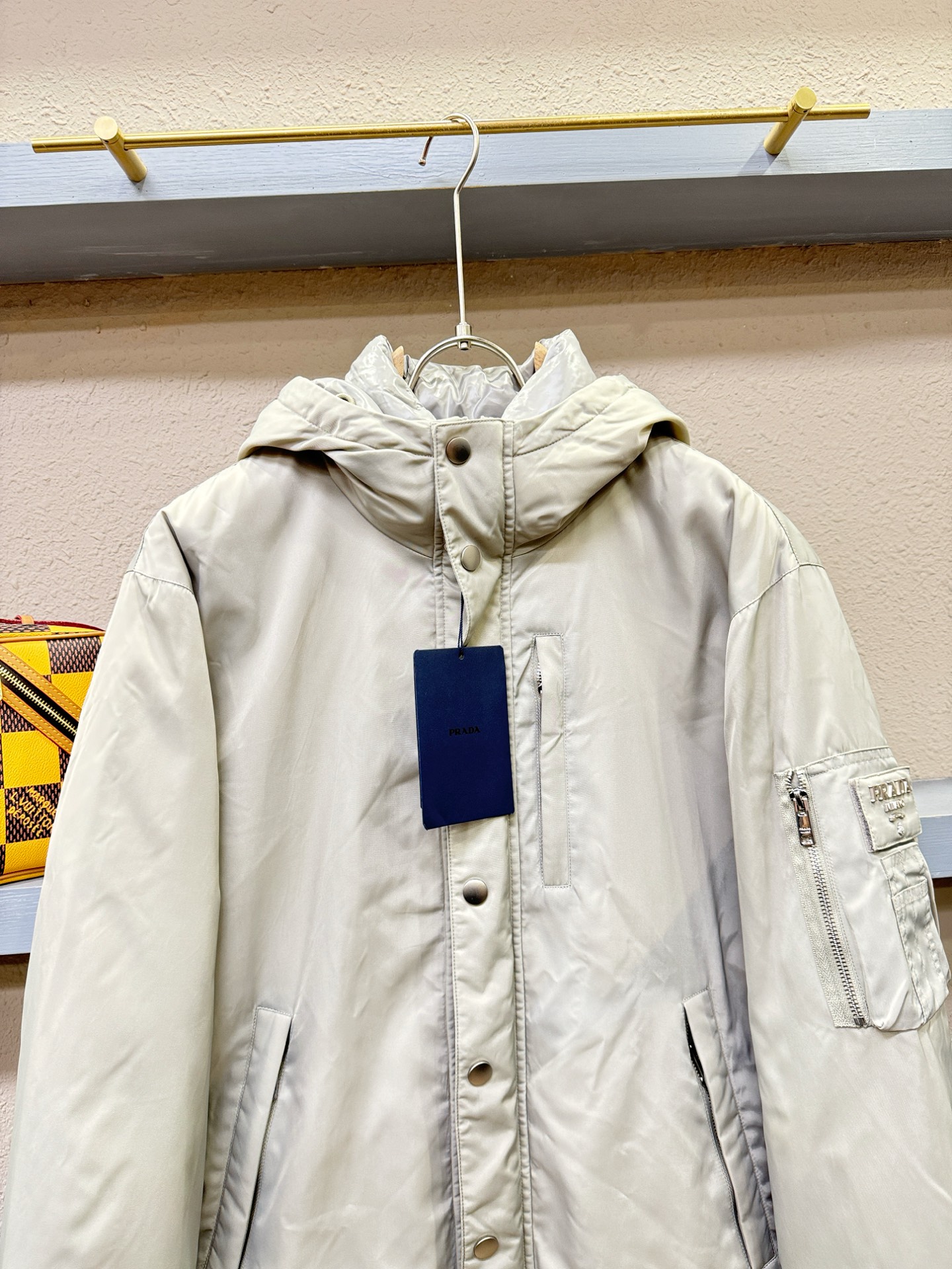 PRADA 普拉达 2025新款羽绒服，秀场新品，品相非常完美，专柜高科技防水面料，内里90%白鹅绒填充