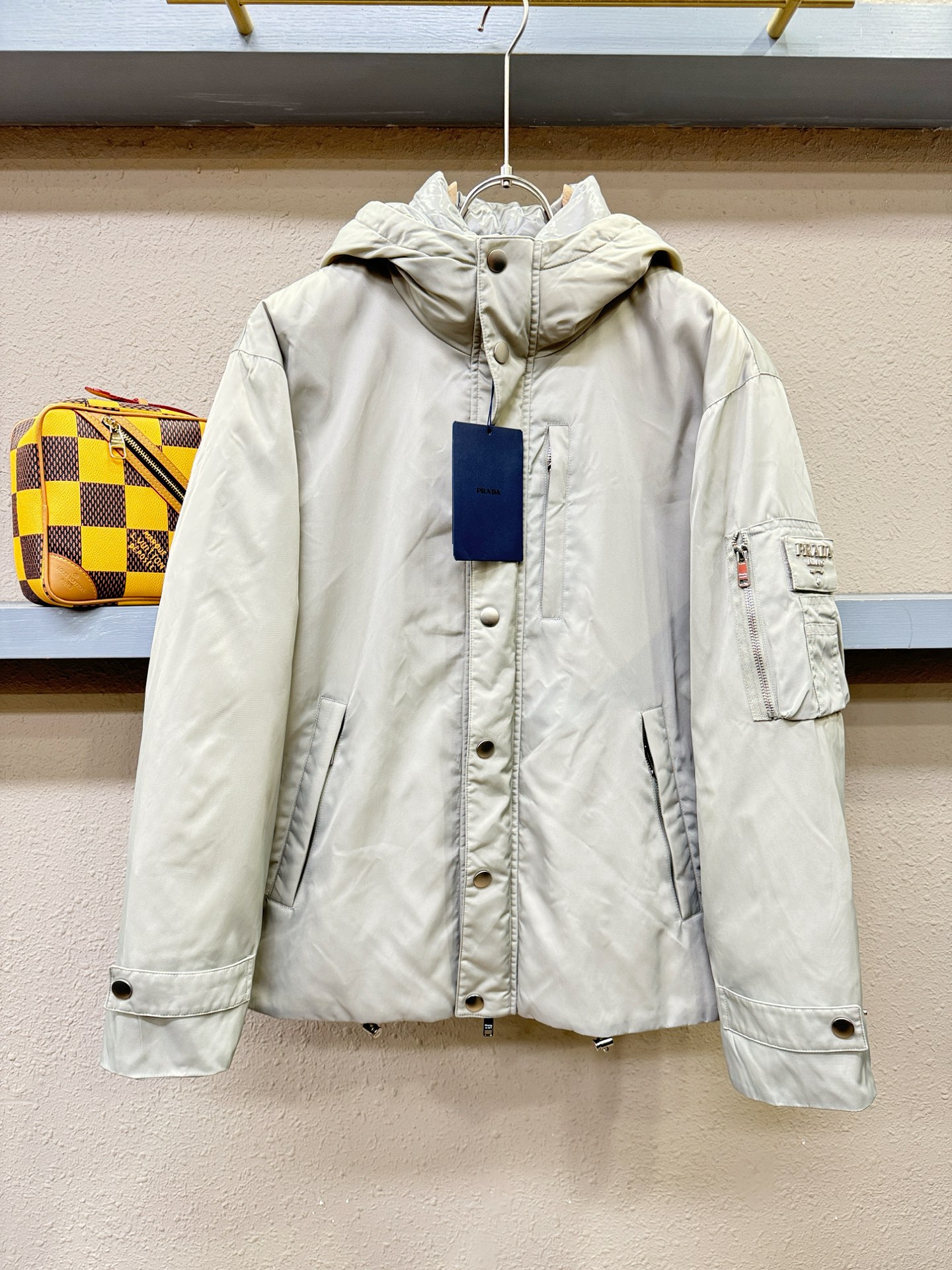 PRADA 普拉达 2025新款羽绒服，秀场新品，品相非常完美，专柜高科技防水面料，内里90%白鹅绒填充