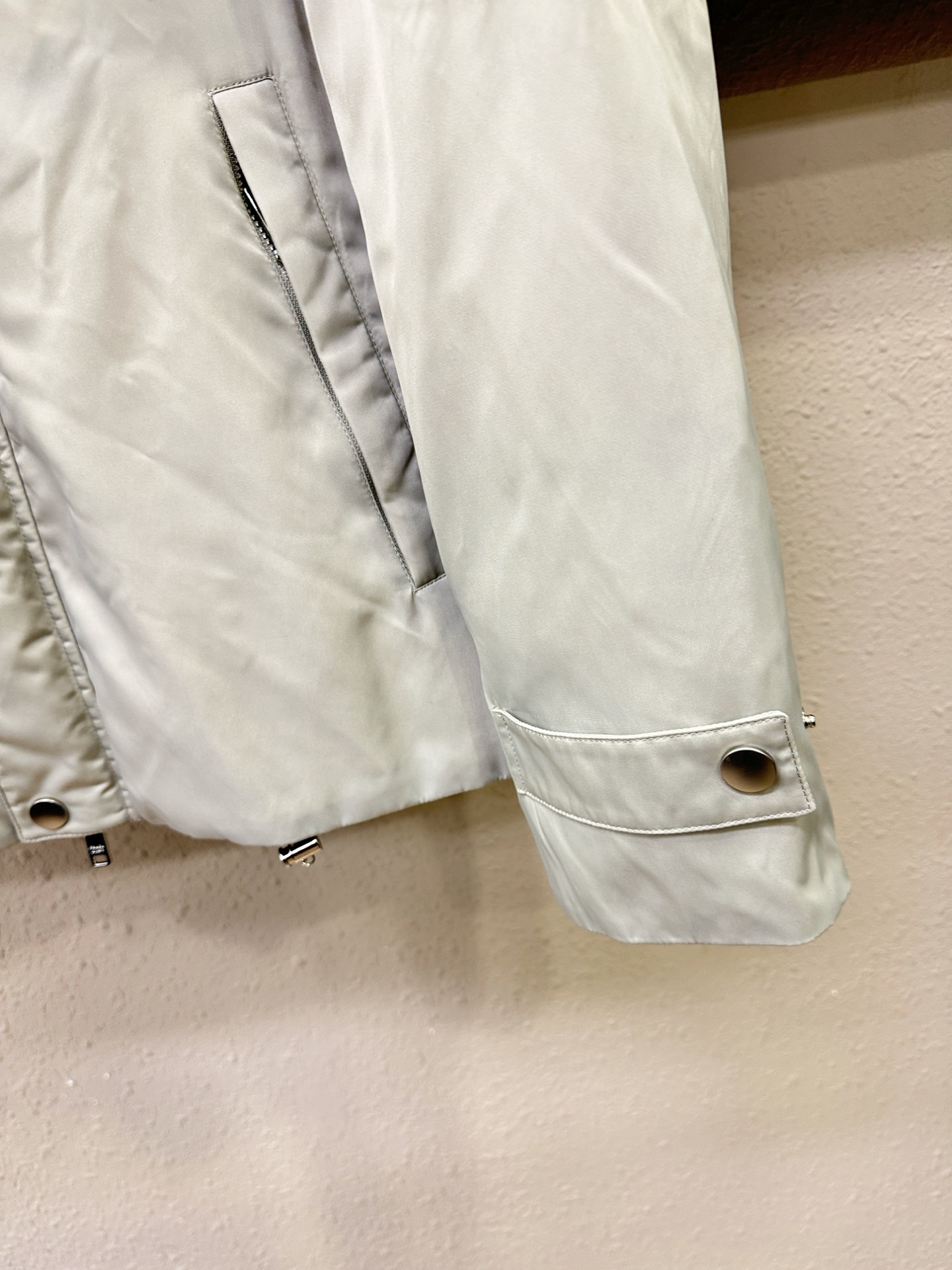 PRADA 普拉达 2025新款羽绒服，秀场新品，品相非常完美，专柜高科技防水面料，内里90%白鹅绒填充