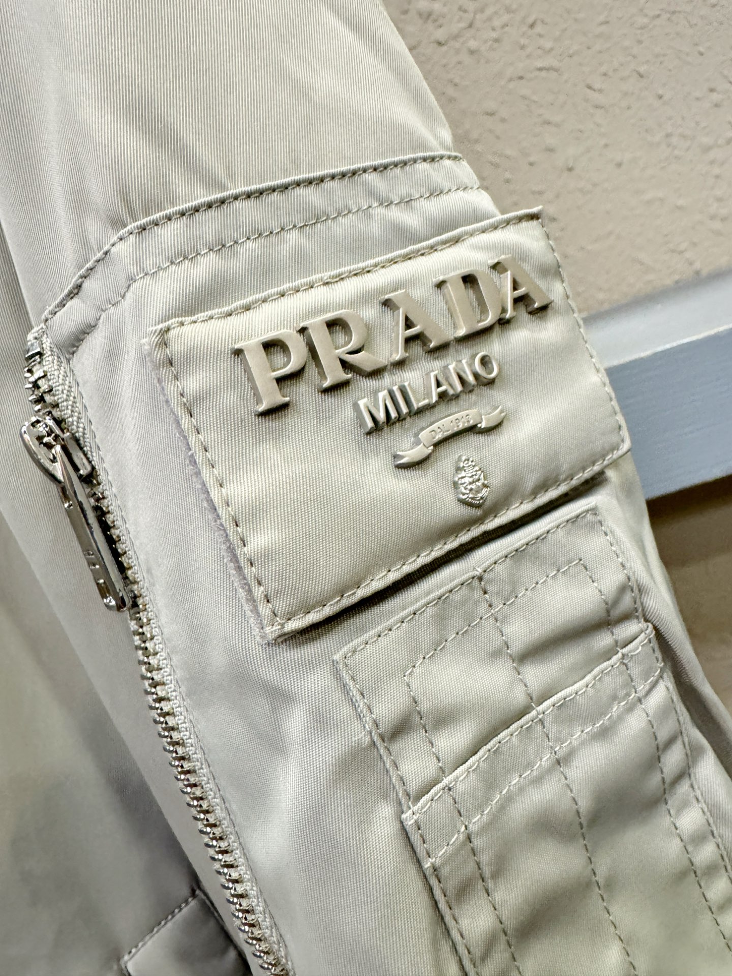 PRADA 普拉达 2025新款羽绒服，秀场新品，品相非常完美，专柜高科技防水面料，内里90%白鹅绒填充