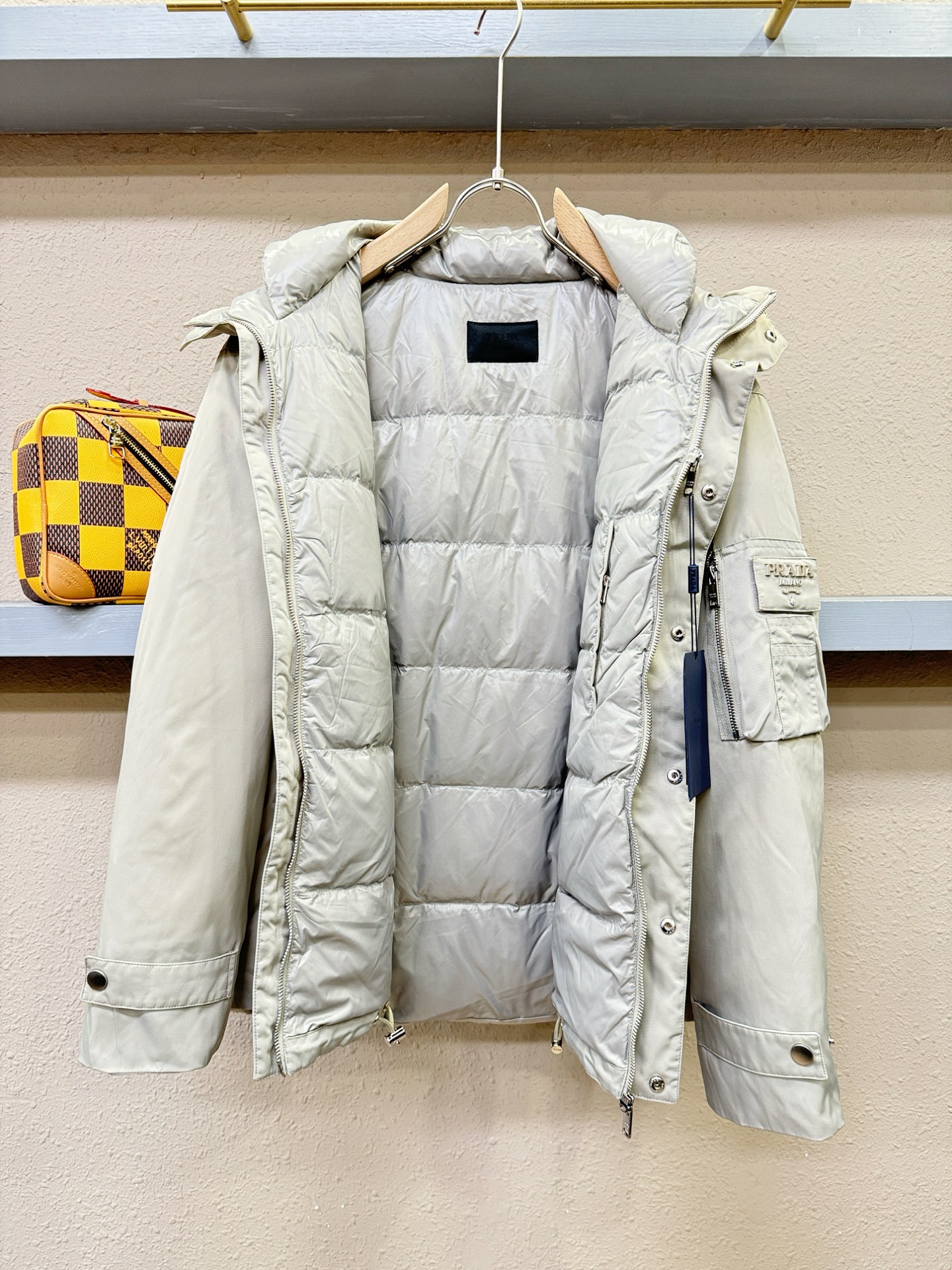 PRADA 普拉达 2025新款羽绒服，秀场新品，品相非常完美，专柜高科技防水面料，内里90%白鹅绒填充