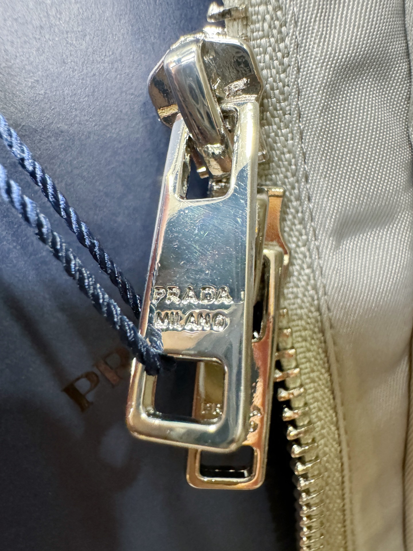 PRADA 普拉达 2025新款羽绒服，秀场新品，品相非常完美，专柜高科技防水面料，内里90%白鹅绒填充