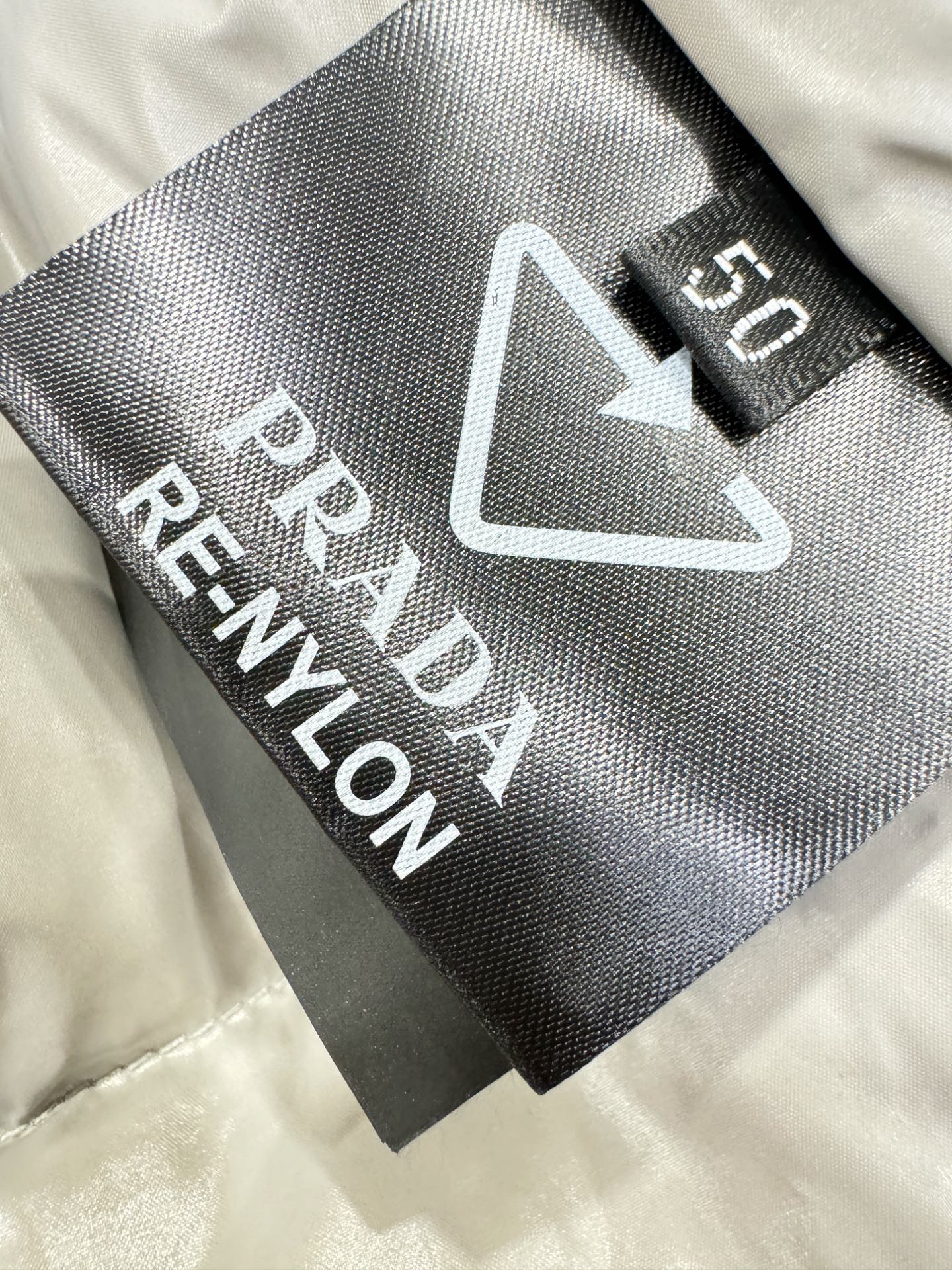 PRADA 普拉达 2025新款羽绒服，秀场新品，品相非常完美，专柜高科技防水面料，内里90%白鹅绒填充