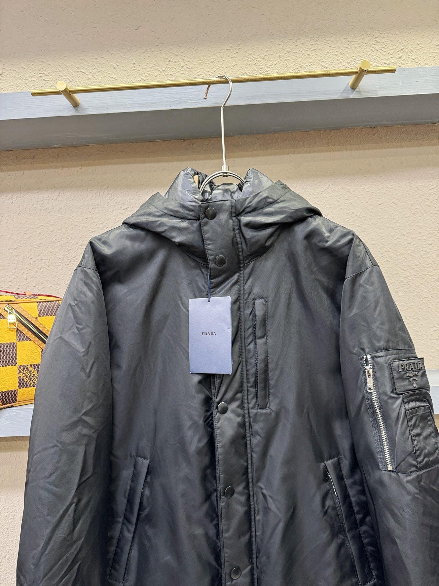 PRADA 普拉达 2025新款羽绒服，秀场新品，品相非常完美，专柜高科技防水面料，内里90%白鹅绒填充