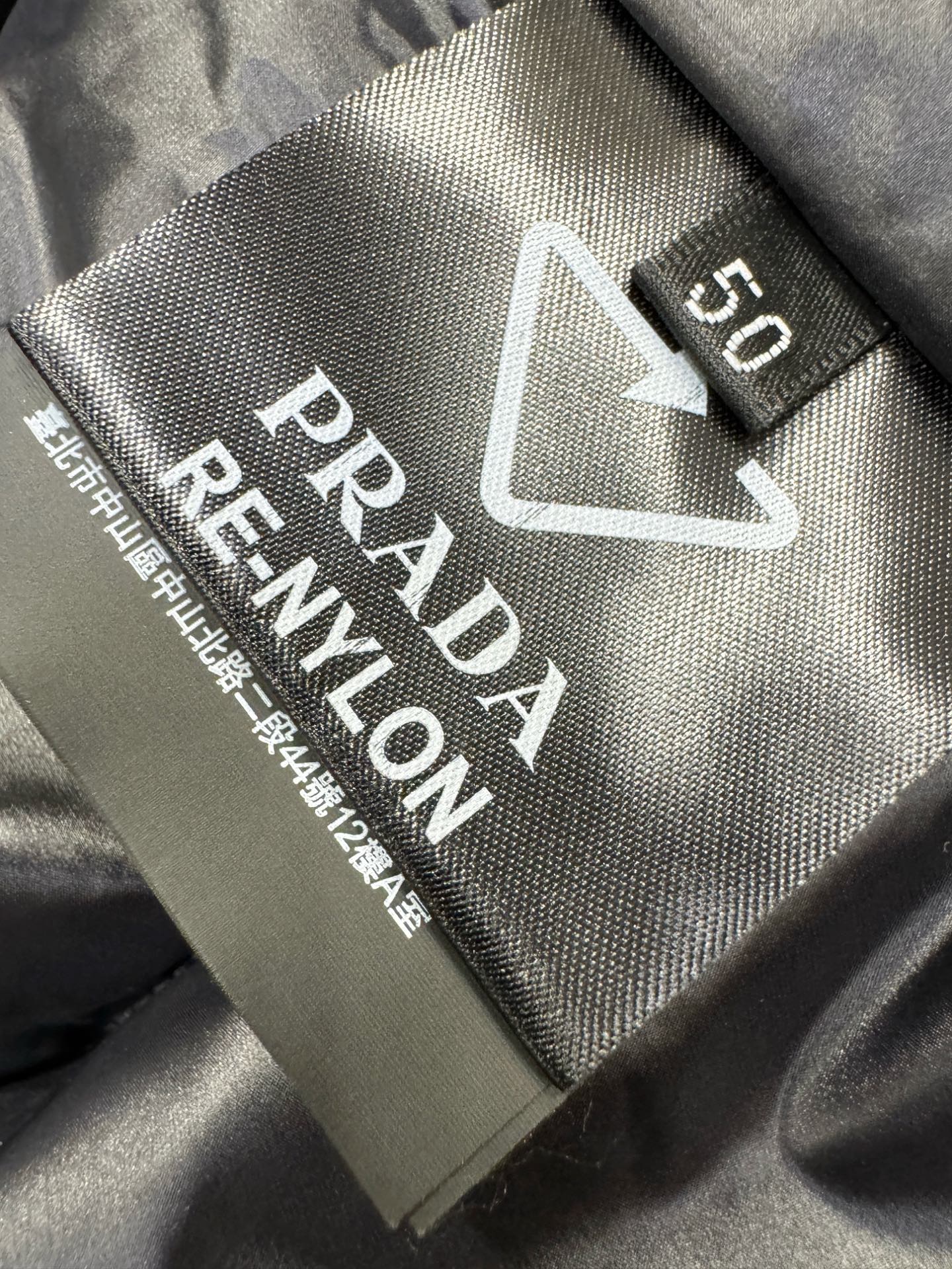 PRADA 普拉达 2025新款羽绒服，秀场新品，品相非常完美，专柜高科技防水面料，内里90%白鹅绒填充