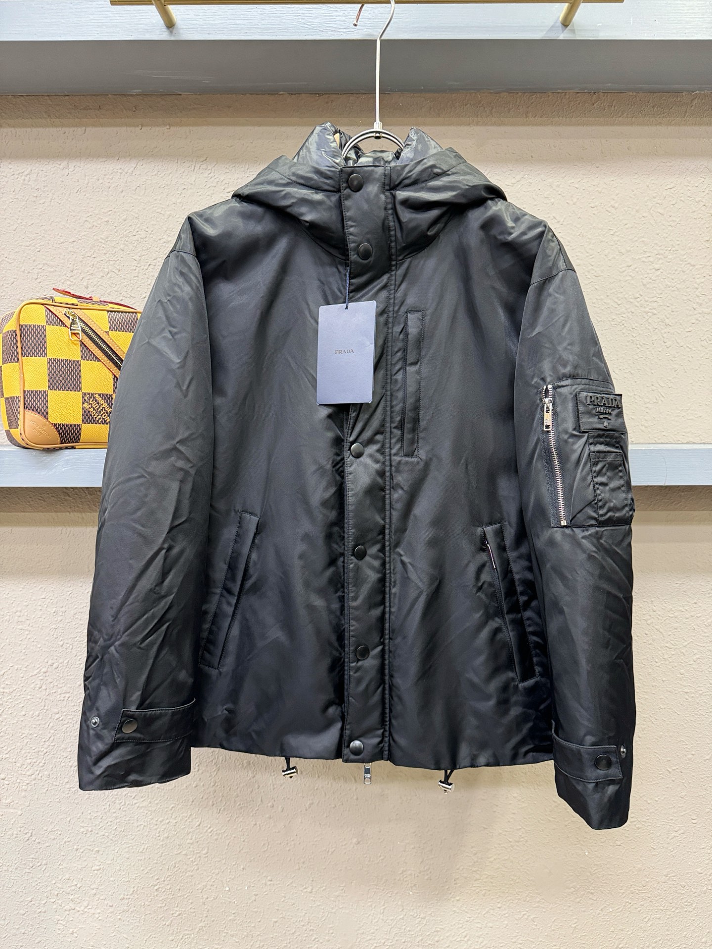 PRADA 普拉达 2025新款羽绒服，秀场新品，品相非常完美，专柜高科技防水面料，内里90%白鹅绒填充