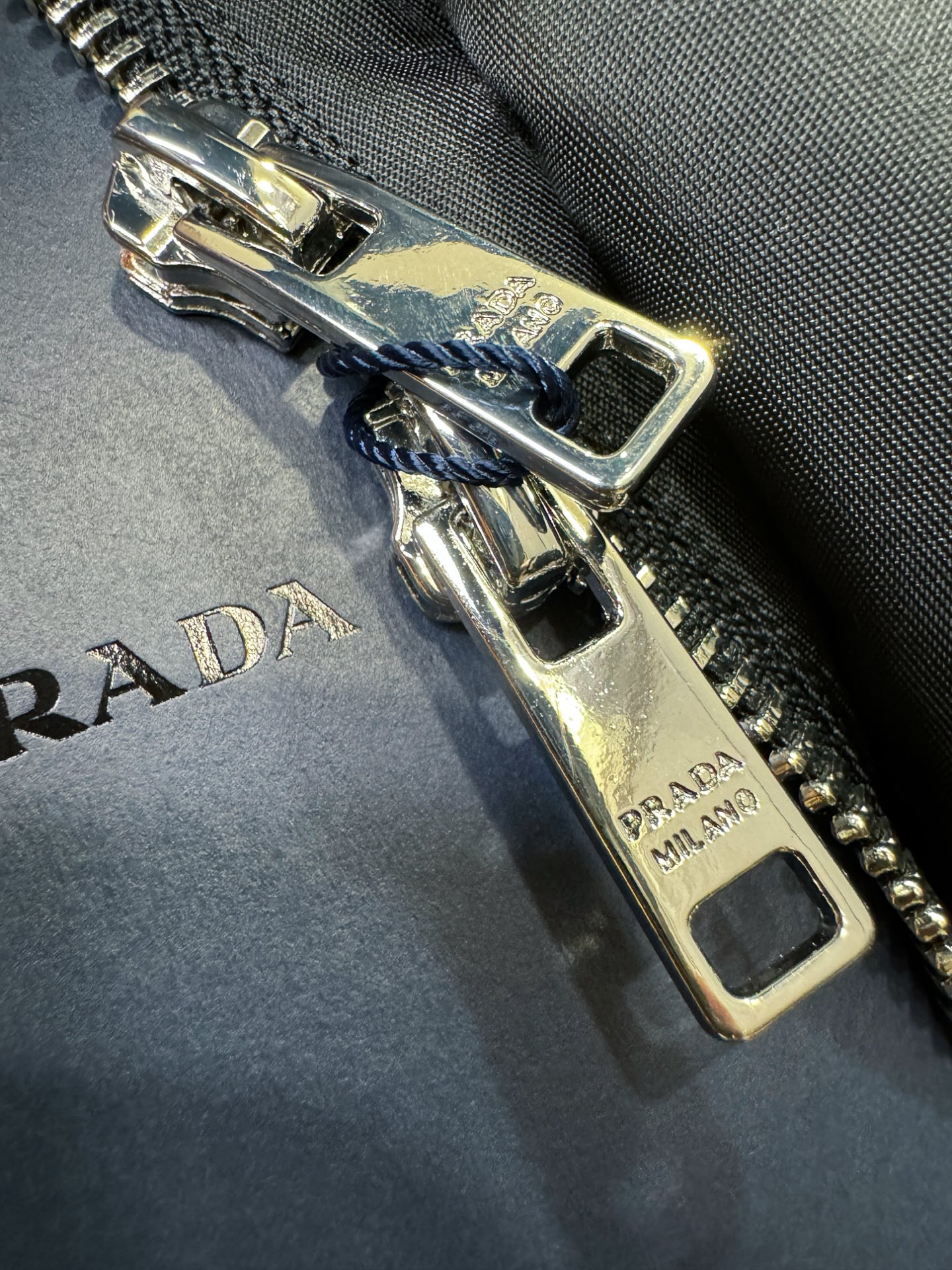 PRADA 普拉达 2025新款羽绒服，秀场新品，品相非常完美，专柜高科技防水面料，内里90%白鹅绒填充