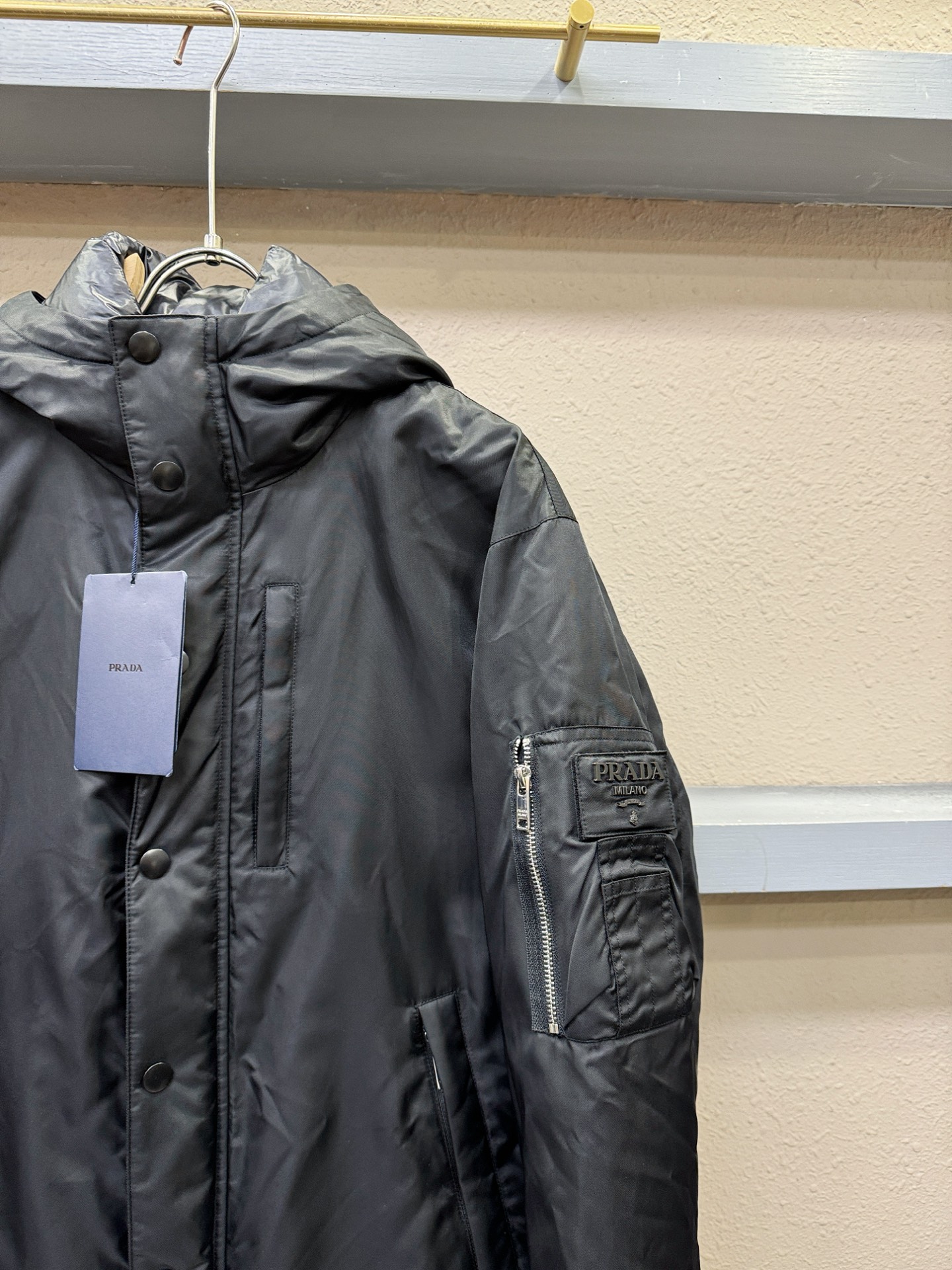 PRADA 普拉达 2025新款羽绒服，秀场新品，品相非常完美，专柜高科技防水面料，内里90%白鹅绒填充