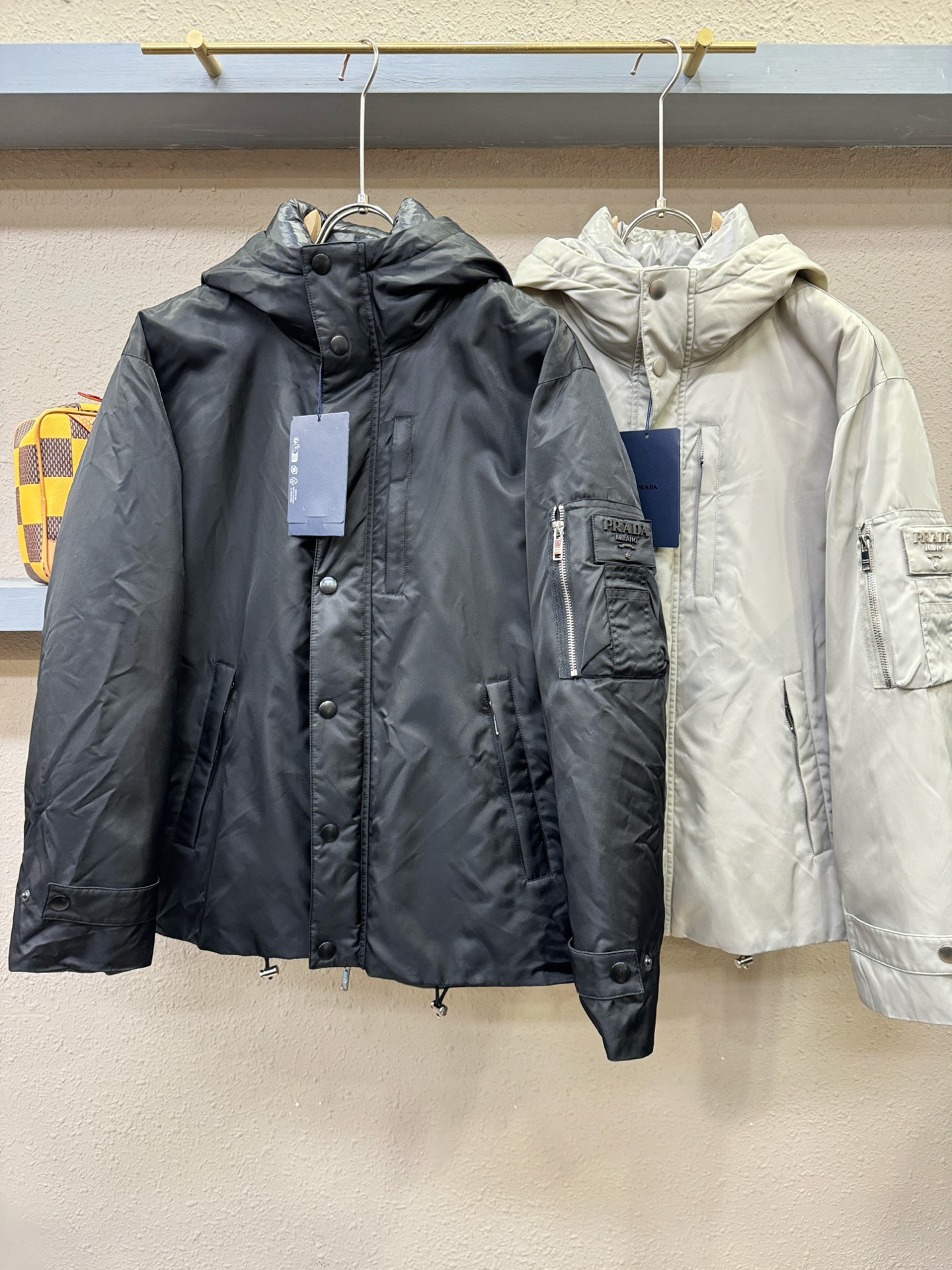 PRADA 普拉达 2025新款羽绒服，秀场新品，品相非常完美，专柜高科技防水面料，内里90%白鹅绒填充