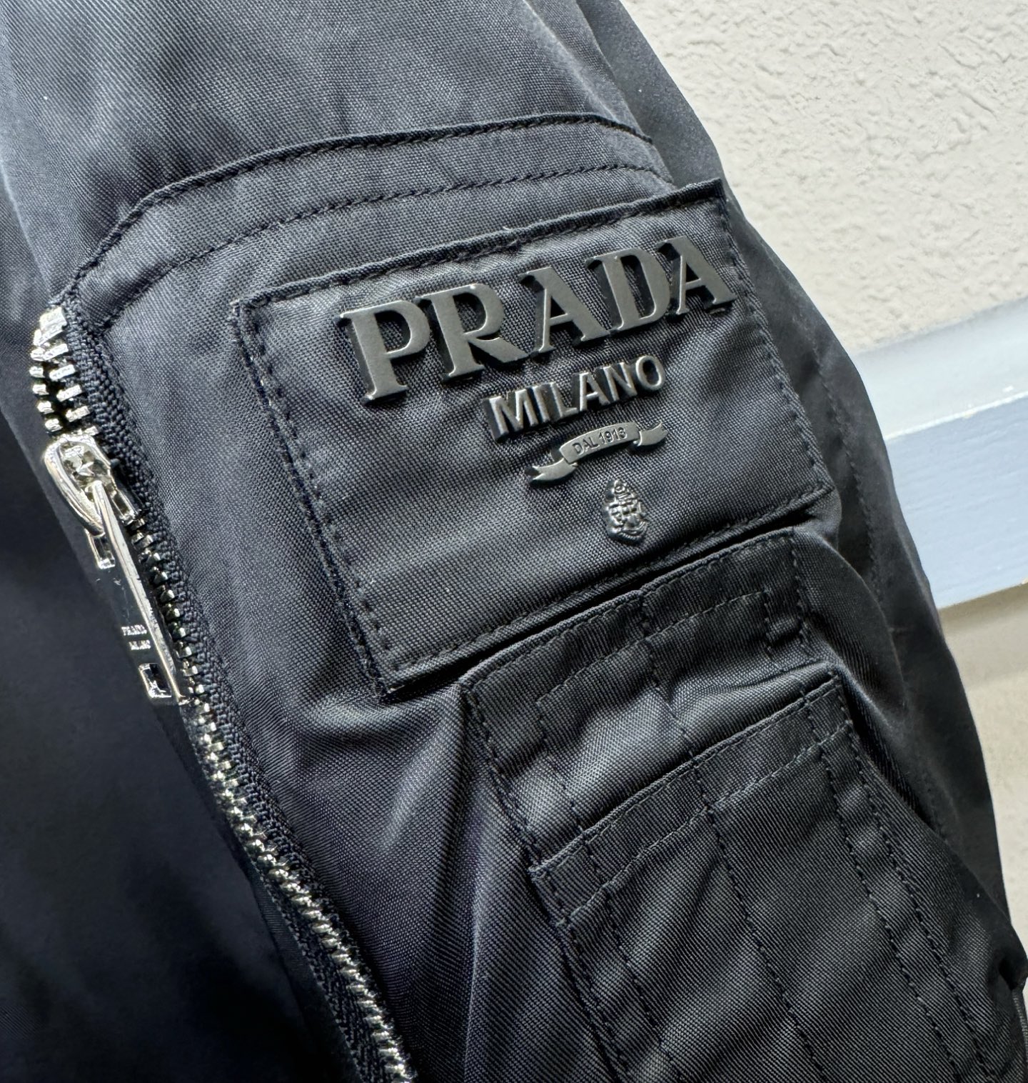 PRADA 普拉达 2025新款羽绒服，秀场新品，品相非常完美，专柜高科技防水面料，内里90%白鹅绒填充