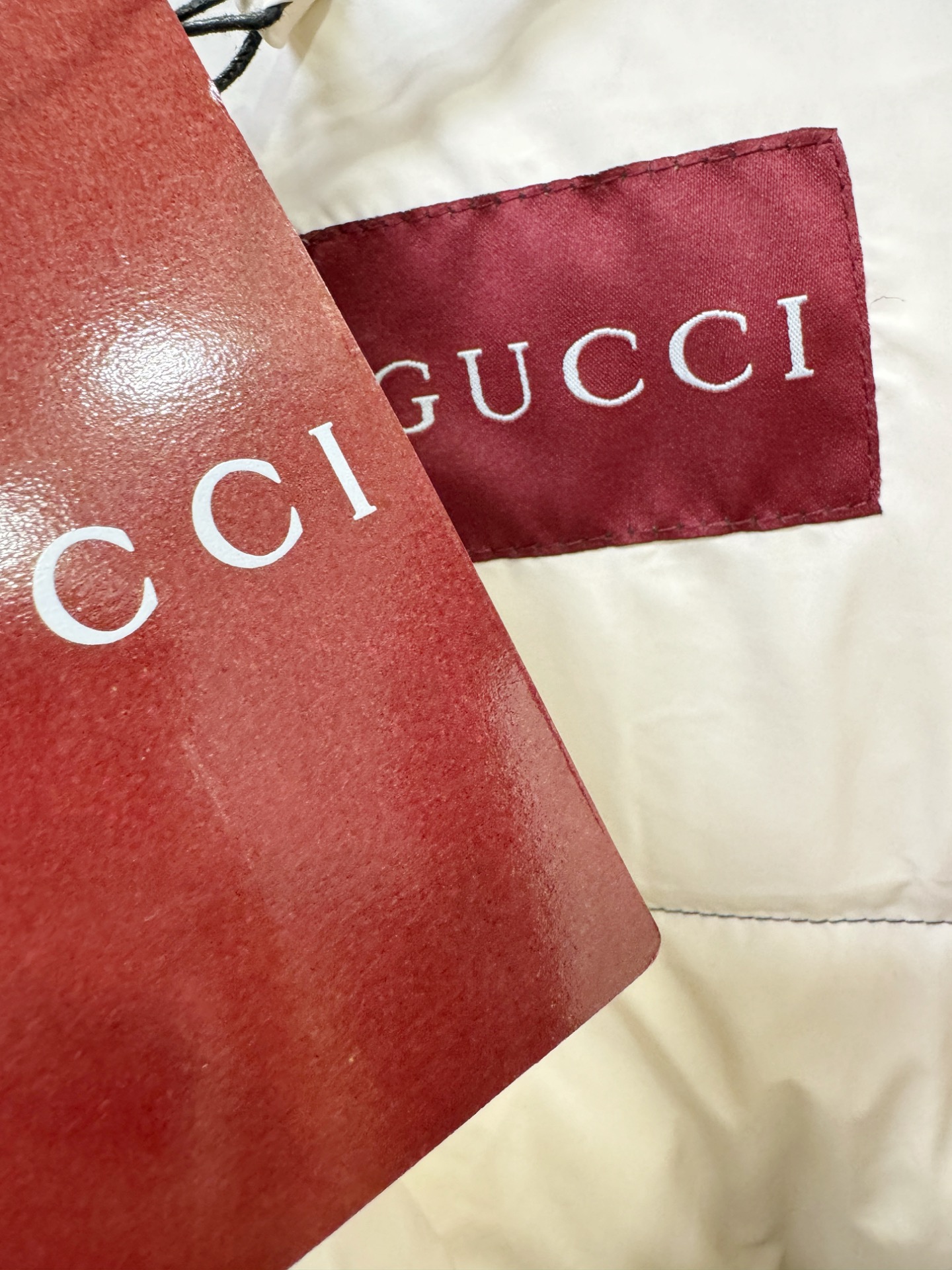 Gucci古奇 2025新款羽绒服，秀场新品，品相非常完美，专柜高科技防水面料，内里90%白鹅绒填充，舒