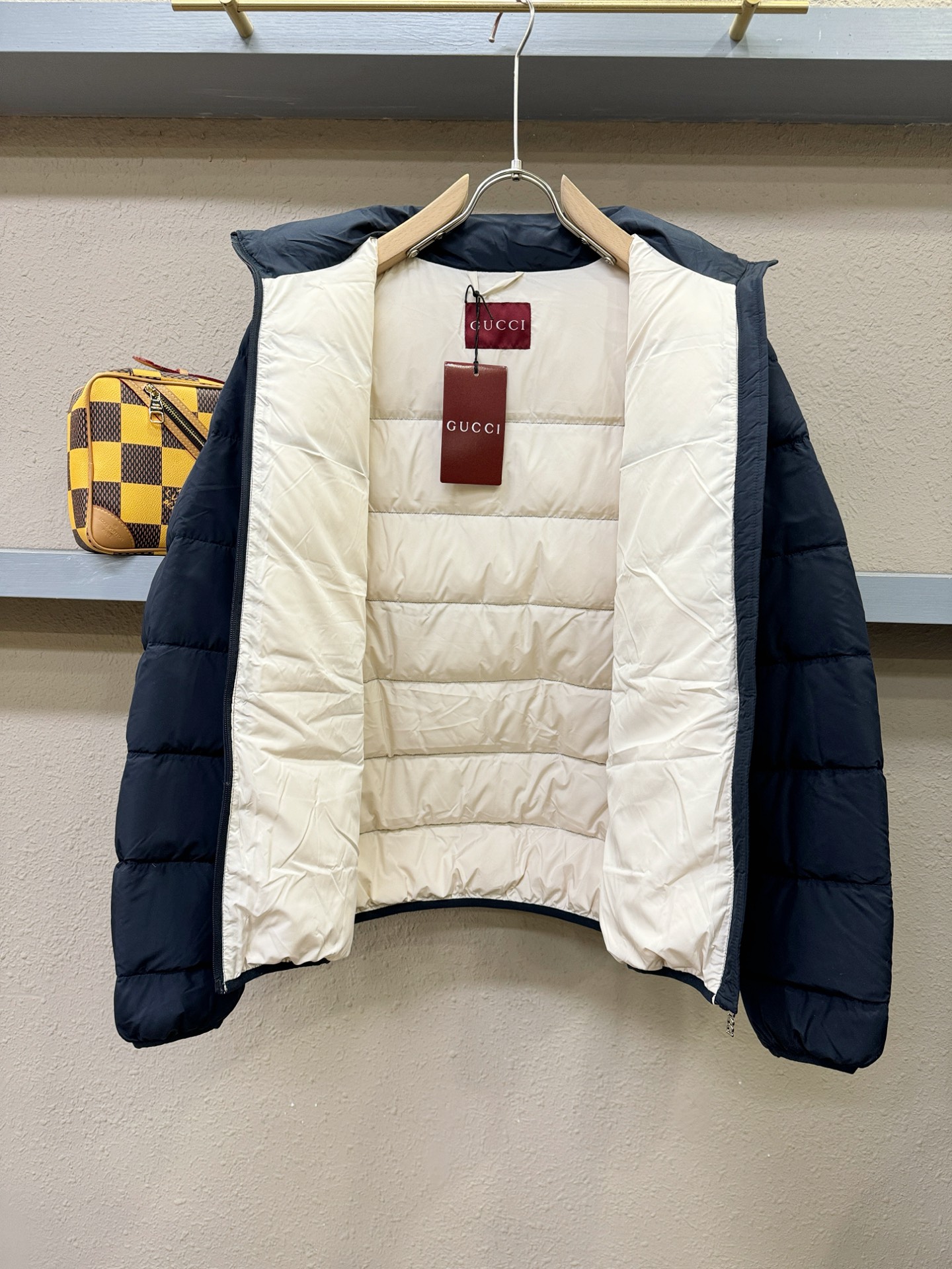 Gucci古奇 2025新款羽绒服，秀场新品，品相非常完美，专柜高科技防水面料，内里90%白鹅绒填充，舒