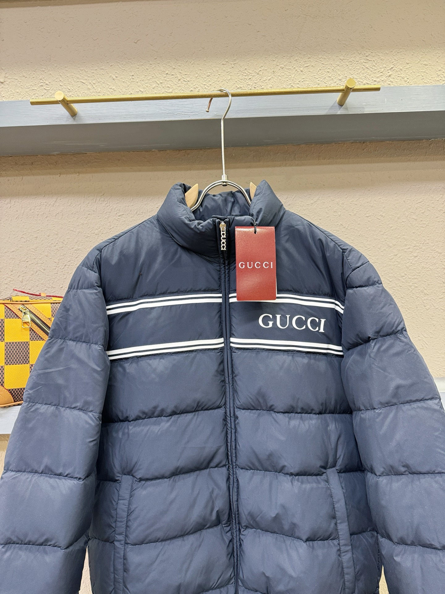 Gucci古奇 2025新款羽绒服，秀场新品，品相非常完美，专柜高科技防水面料，内里90%白鹅绒填充，舒