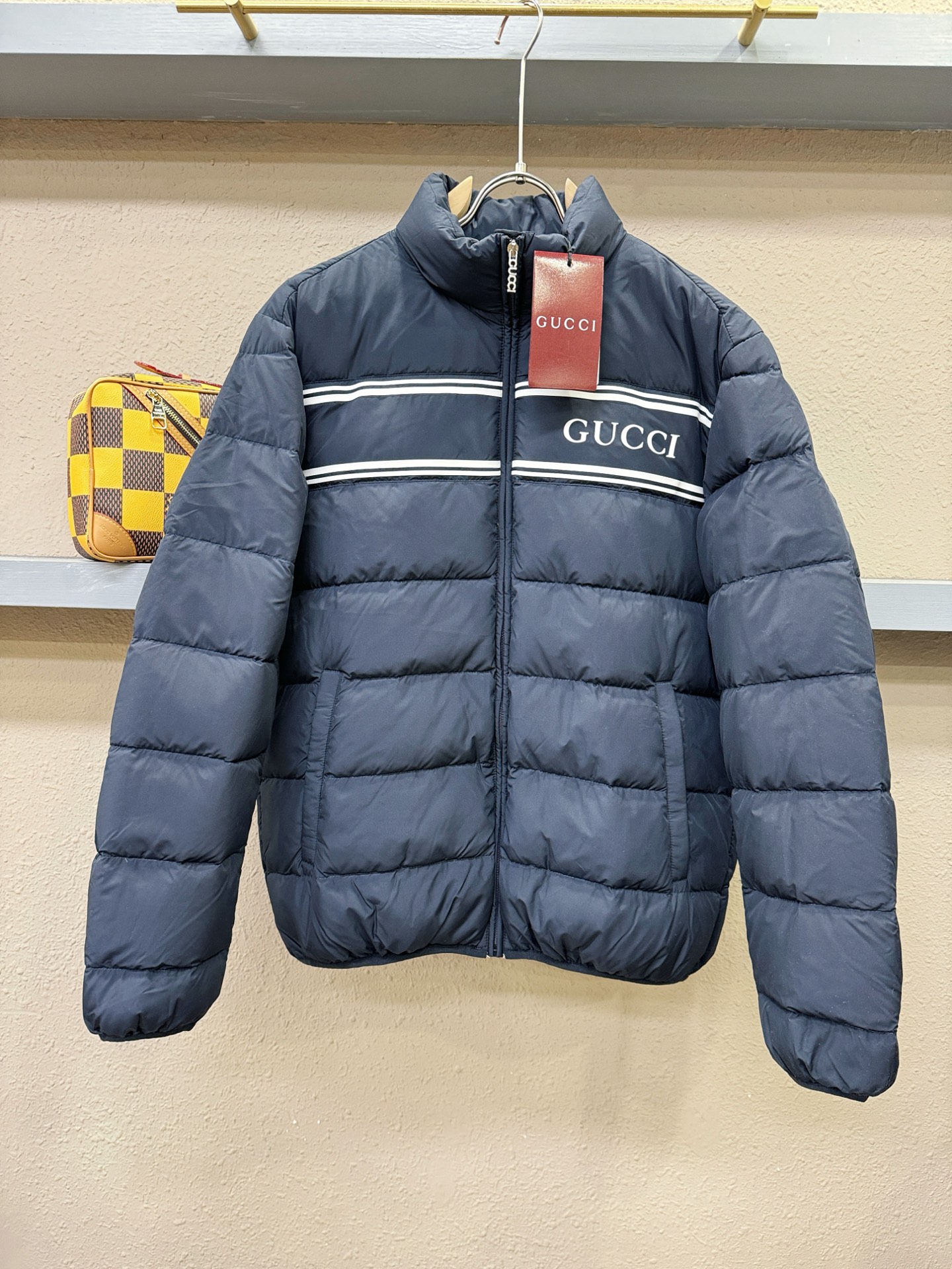 Gucci古奇 2025新款羽绒服，秀场新品，品相非常完美，专柜高科技防水面料，内里90%白鹅绒填充，舒