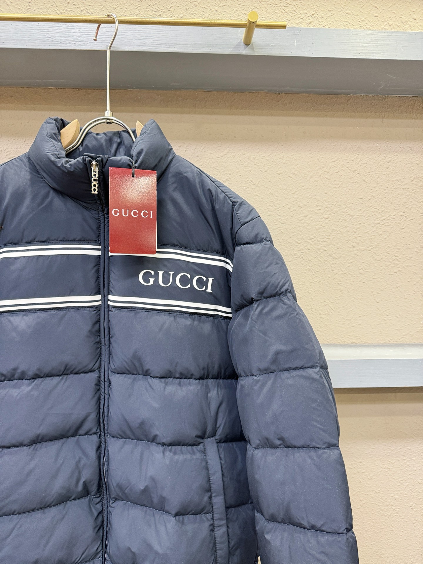 Gucci古奇 2025新款羽绒服，秀场新品，品相非常完美，专柜高科技防水面料，内里90%白鹅绒填充，舒