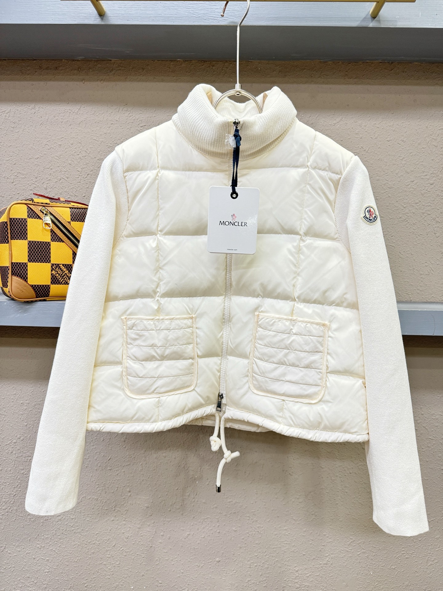 Moncler蒙口 2025新款羽绒服，秀场新品，品相非常完美，专柜高科技防水面料，内里90%白鹅绒填充